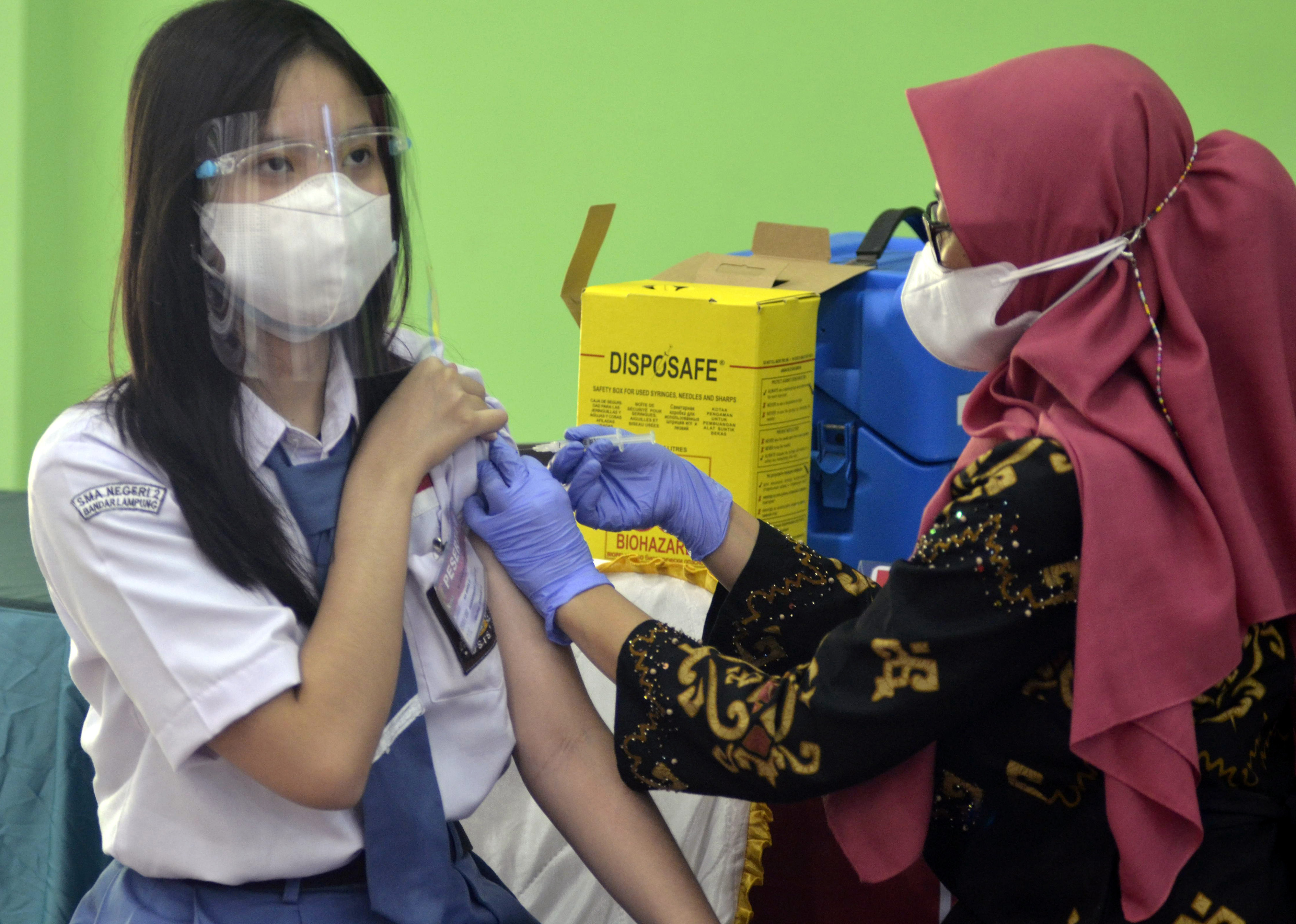 Brimob Polri dan Satuan Sekolah Vaksinasi 10 Ribu Pelajar di Depok