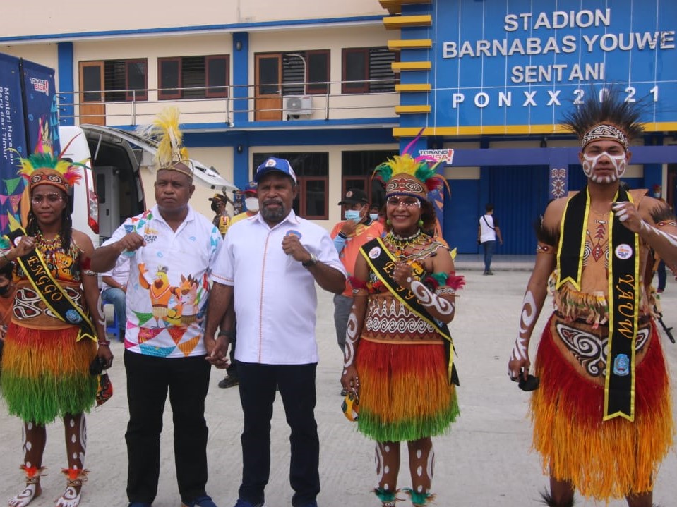 Prosesi penyambutan di halaman parkir Stadion Barnabas Youwe, Sentani, Kabupaten Jayapura.