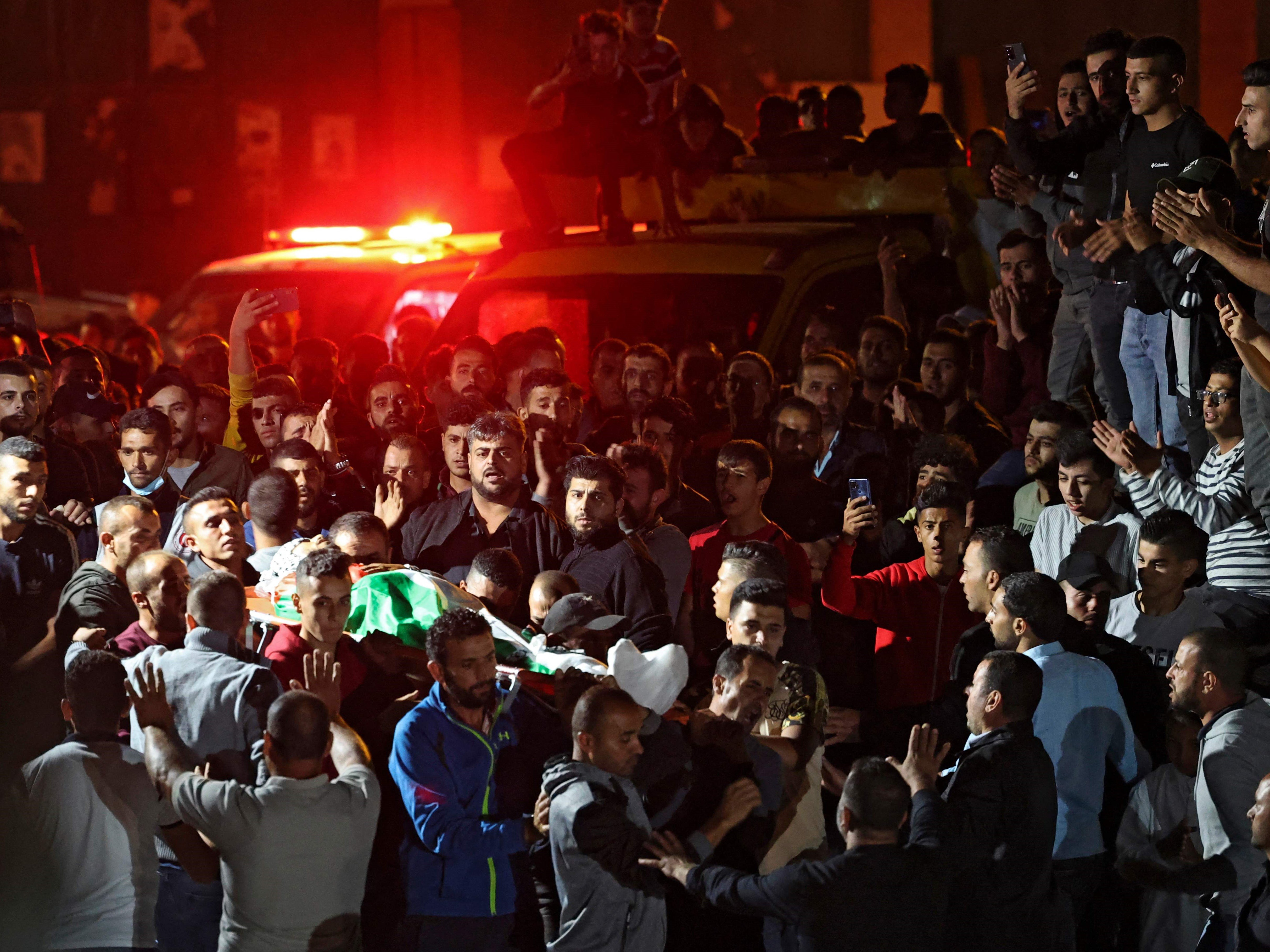 Para pelayat membawa jenazah Mohammed Khabisa, warga Palestina yang ditembak mati pasukan Israel, Desa Beita, Tepi Barat, Jumat (24/9). 