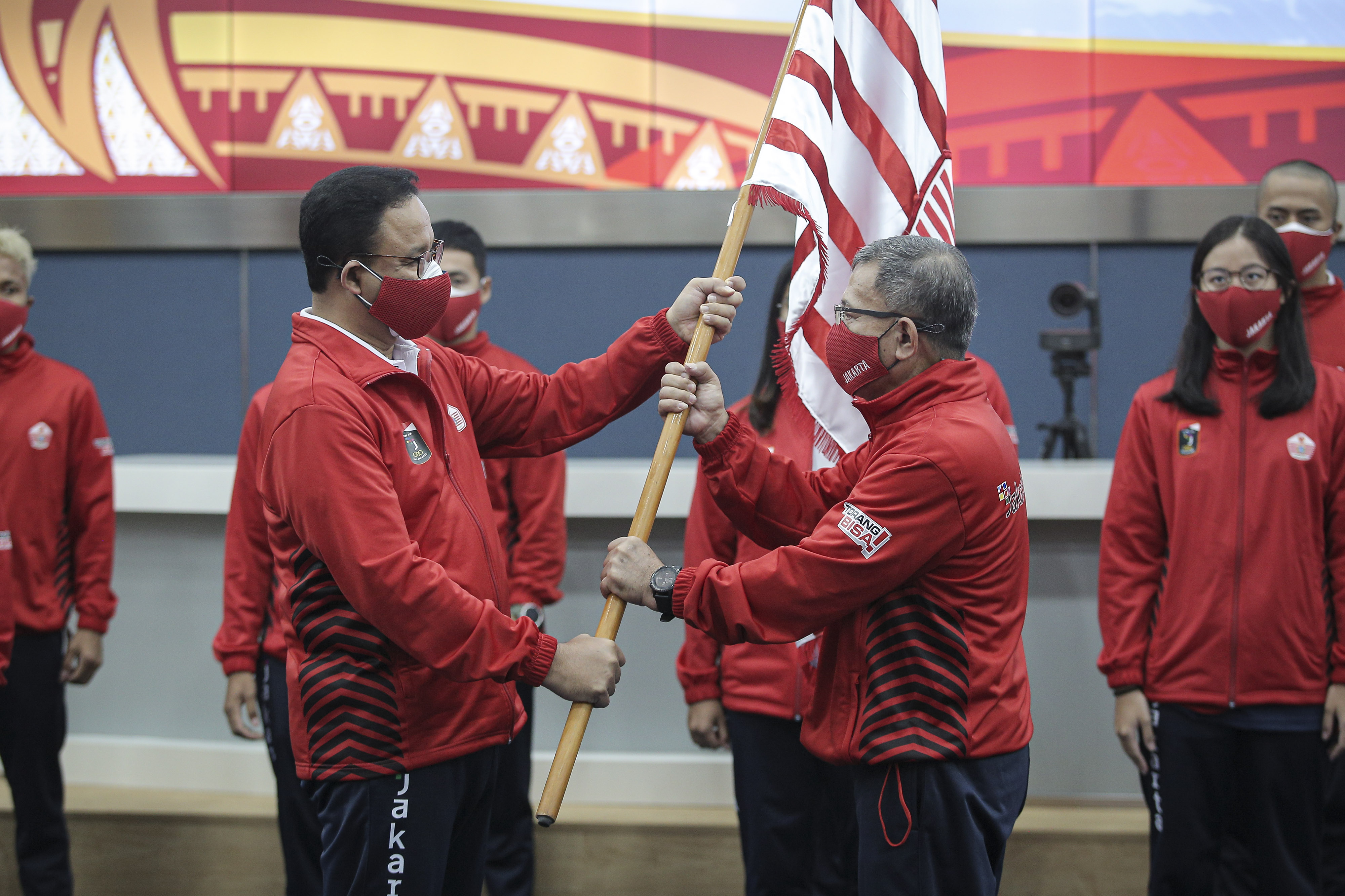 Gubernur DKI Jakarta Anies Baswedan (kiri) saat Pelepasan Kotingen DKI Jakarta di Balai Kota, Jakarta, Rabu (15/9)