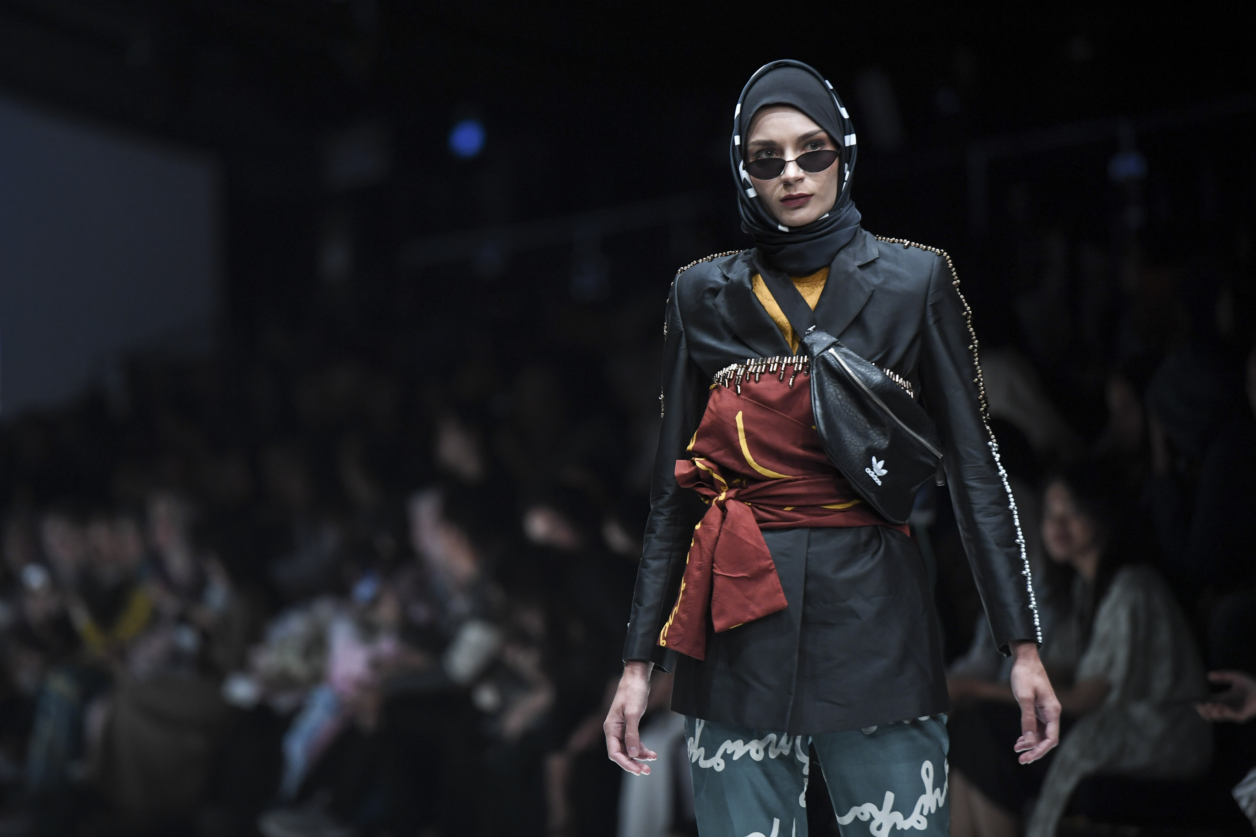 salah satu busana rancangan Dian Pelangi