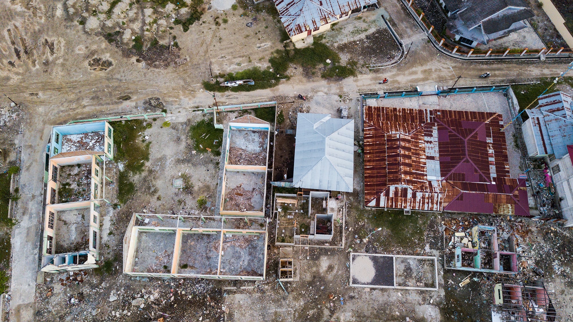 Bangunan yang hancur dan ditinggalkan penghuninya akibat gempa dan tsunami 2018 di Pantai Talise, Palu, Sulteng, Jumat (23/07/2021).