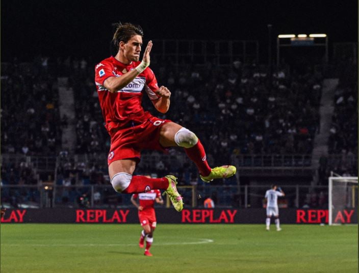 Pemain Fiorentina Dusan Vlahovic melakukan selebrasi usai mencetak gol ke gawang Atalanta di laga Serie A.