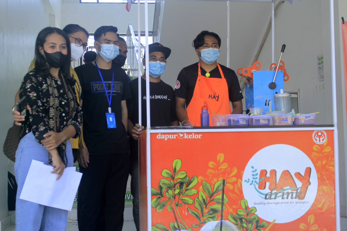 Sejumlah mahasiswa berfoto di depan kios Haydrink di Kota Kupang, NTT