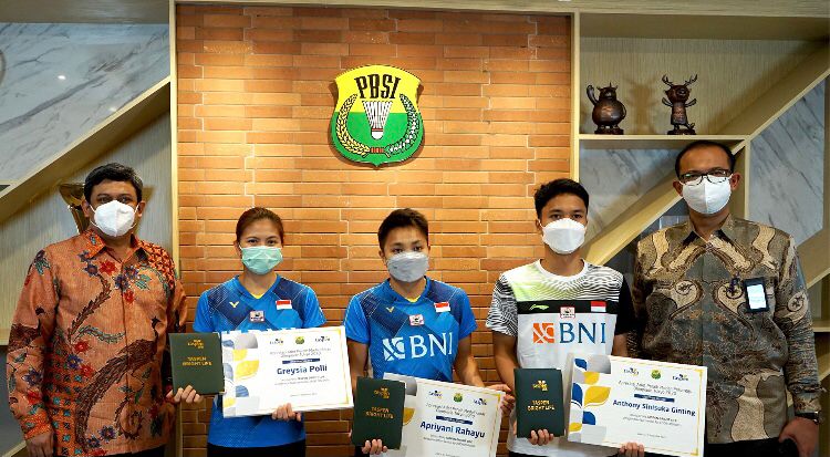 Polis Asuransi Taspen Bright Life diberikan kepada Greysia Polii, Apriyani Rahayu, dan Anthony Sinisuka Ginting.