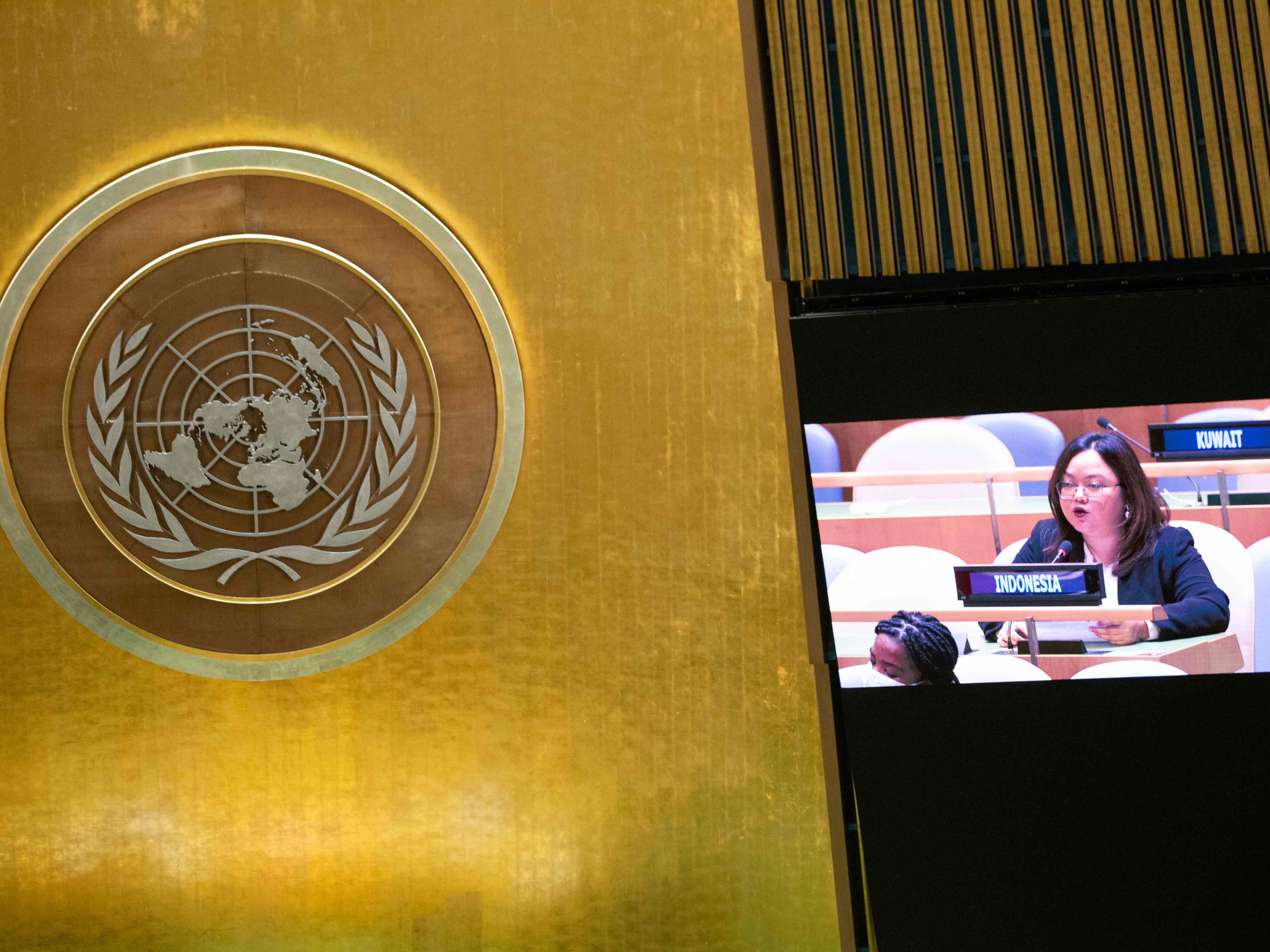 Sindy Nur Fitri (di layar), Sekretaris Ketiga Bidang Politik Indonesia, berpidato di sidang ke-76 Majelis Umum PBB, Sabtu (25/9).