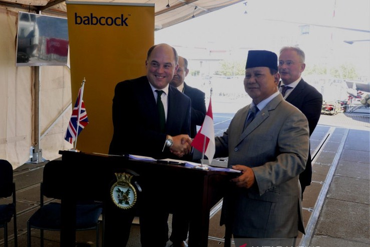 Menhan Inggris Ben Wallace (kiri) dan Menhan RI Prabowo Subianto (kanan) berjabat tangan usai penandatanganan perjanjian kerjasama.