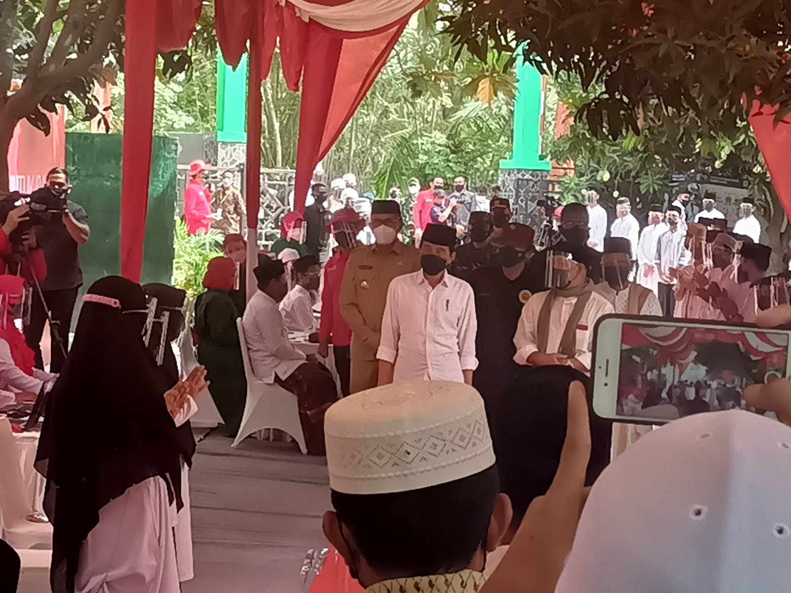 Presiden Joko Widodo menghadiri dan meninjau vaksinasi Covid-19 massal yang digelar BIN di Aceh, Kamis (16/9).