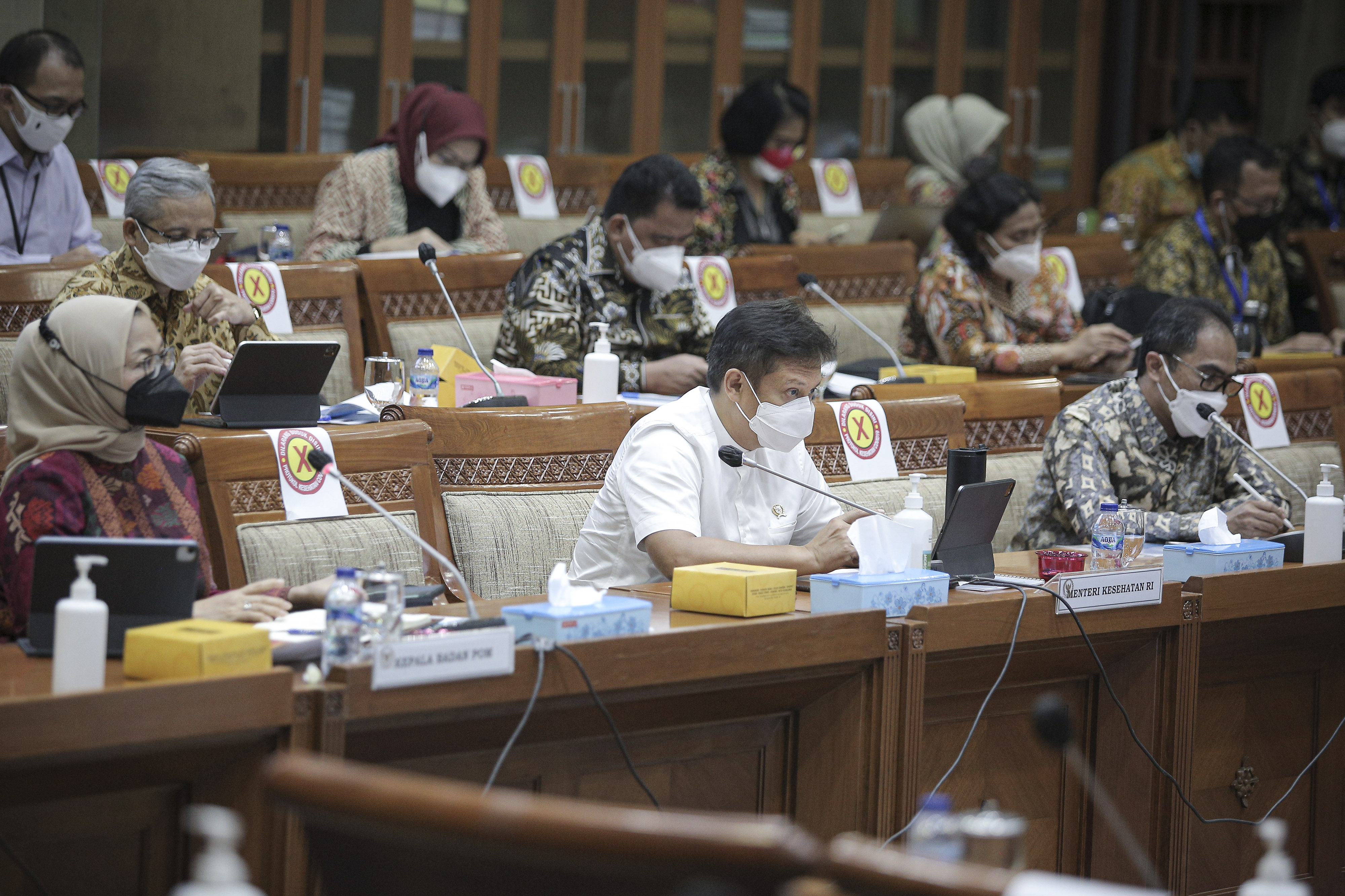Menteri Kesehatan Budi Gunadi Sadikin (tengah) dalam Rapat Dengar Pendapat dengan Komisi IX DPR di Senayan, Jakarta, Rabu (25/8/2021)