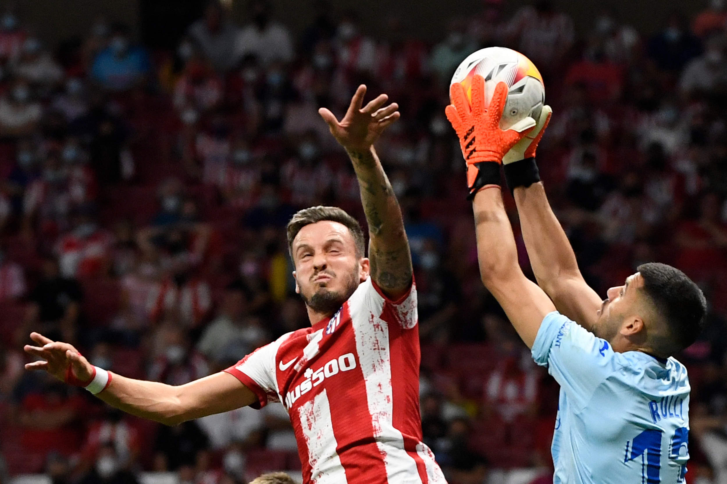 Aksi Saul Niguez (kiri) saat membela tim Atletico Madrid berebut dengan kiper Villarreal Geronimo Rulli. 