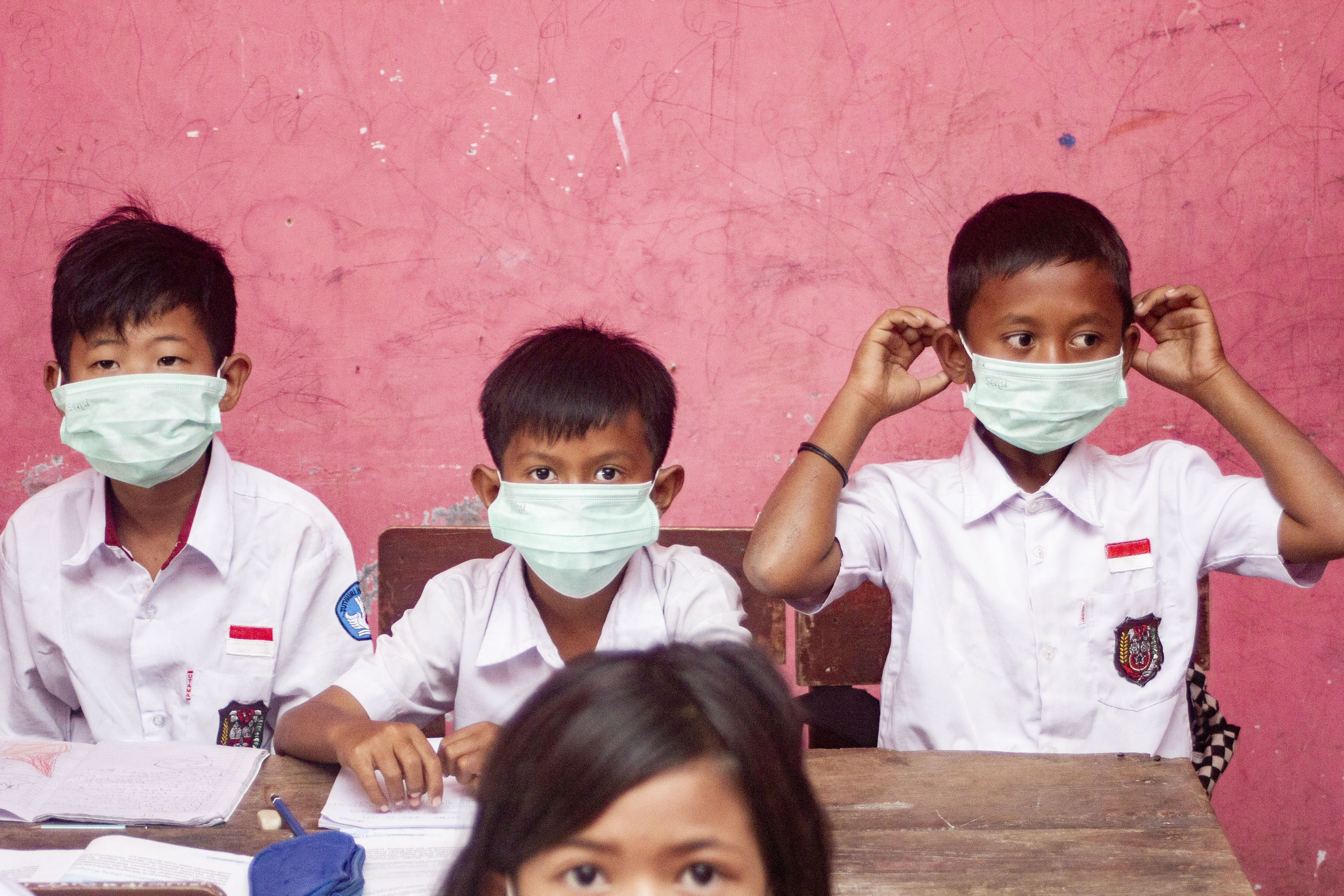 Sejumlah siswa memakai masker di SDN 1 Cemarajaya, Karawang, Jawa Barat.
