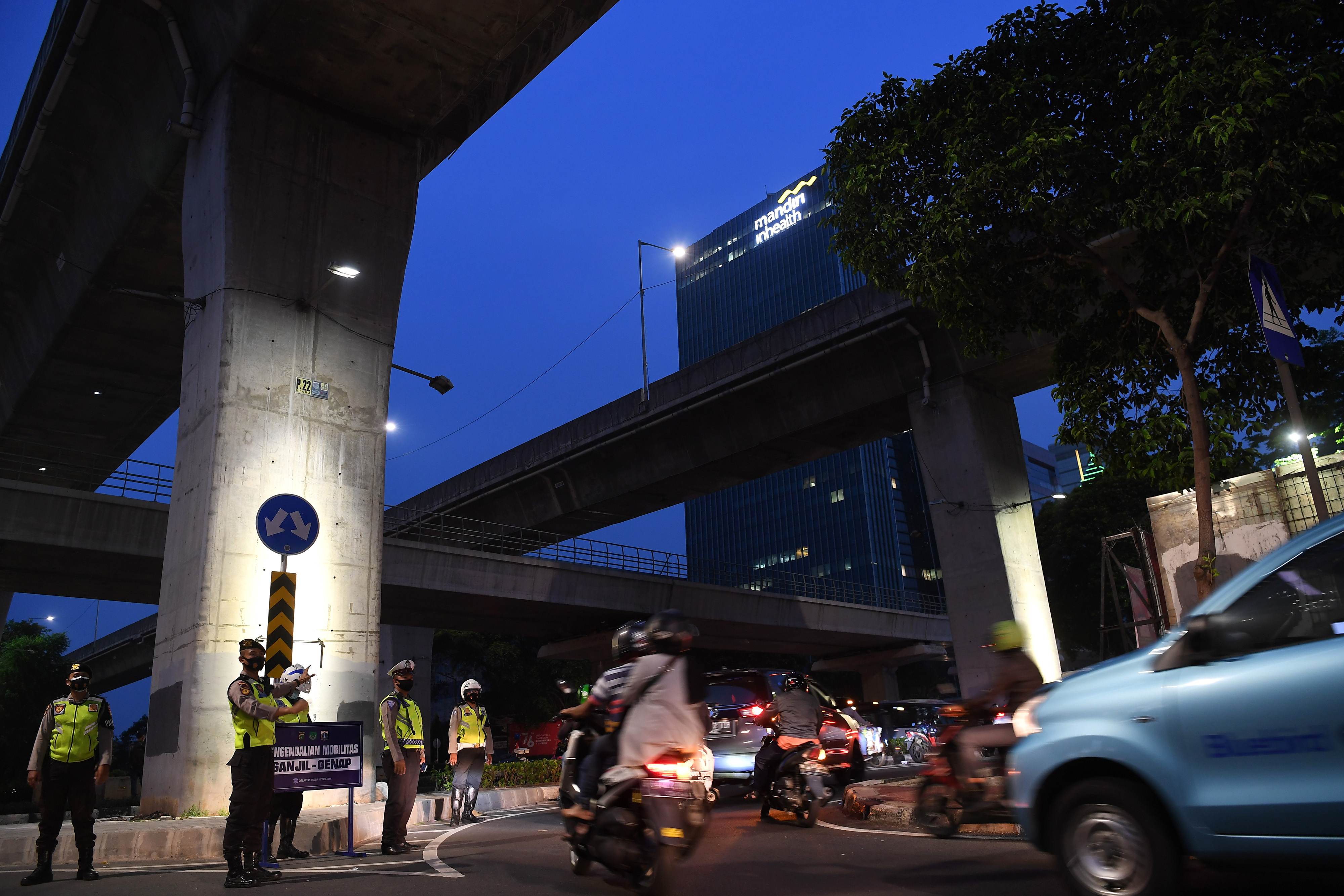 Polisi mengatur arus lalu-lintas di kawasan Jalan Dokter Satrio, Jakarta.