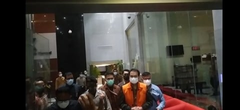 Azis Syamsuddin digiring ke mobil tahanan KPK