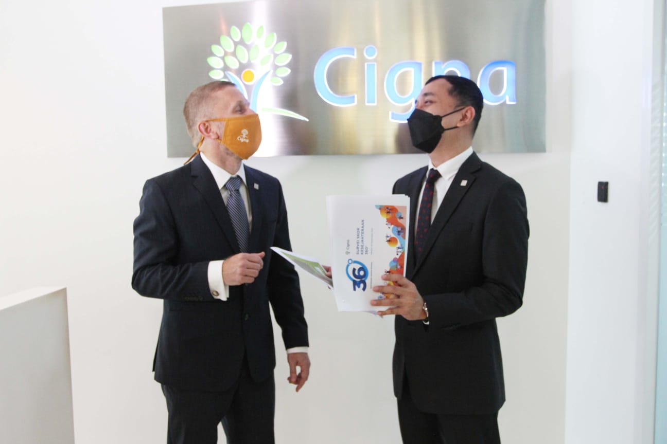 Presdir & CEO Cigna Indonesia Phil Reynolds (kiri) dan Dir Pemasaran & Kerja Sama Cigna Indonesia Akhiz Nasution saat paparan, Rabu (29/9)  