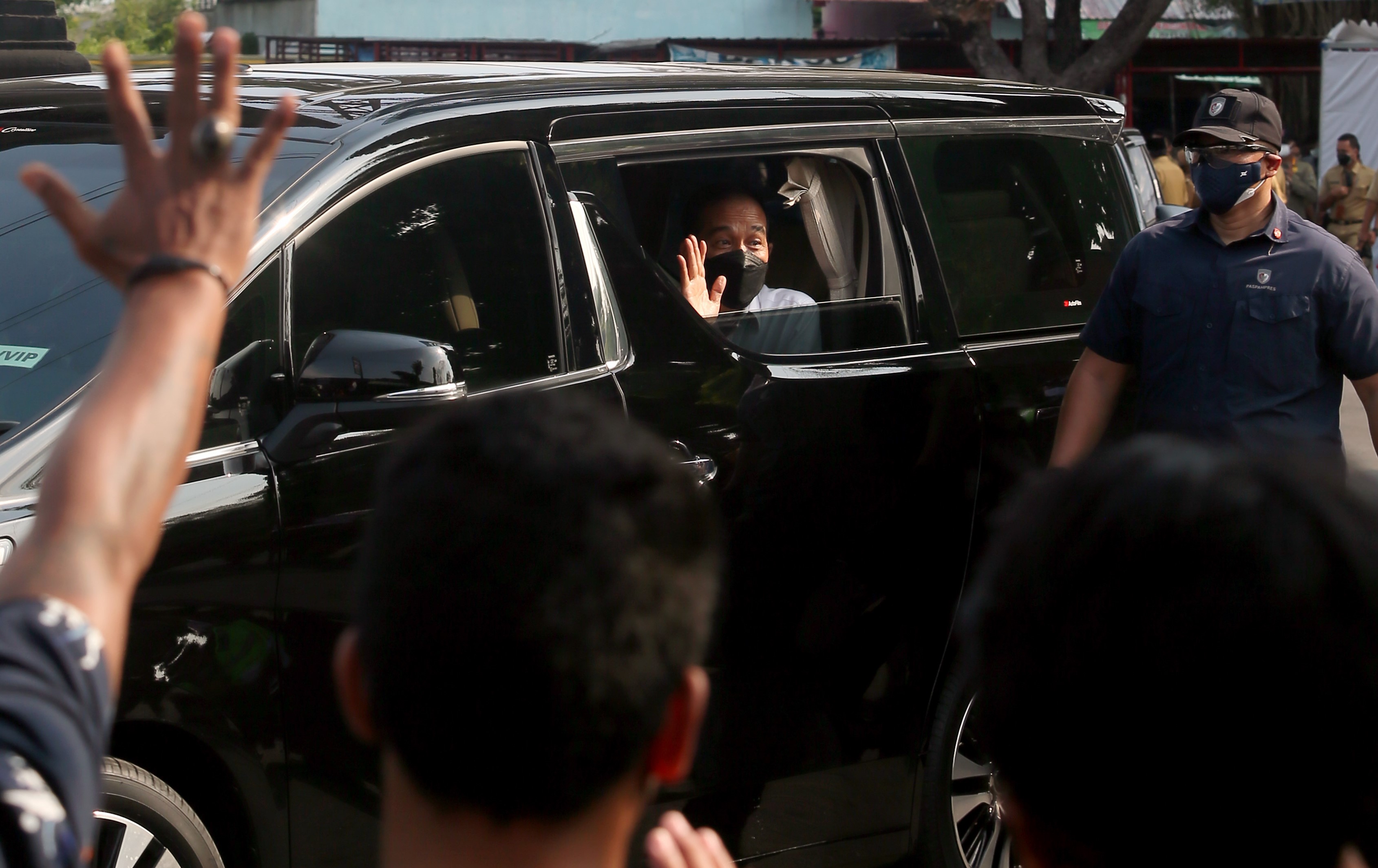 Presiden Jokowi melambaikan tangan kepada warga dalam kunjungan kerja di Blitar, Jawa Timur.