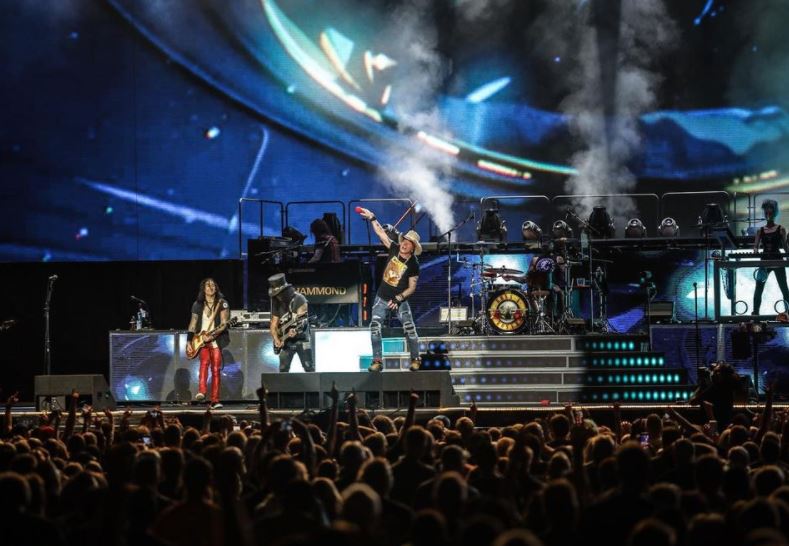 Guns N' Roses saat tampil di Stadion Lucas Oil, Indianapolis, AS.