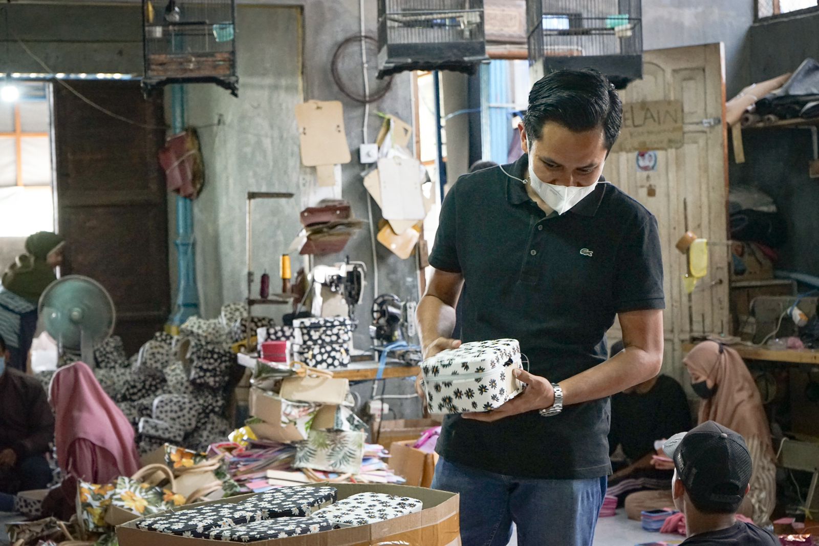 Bos Ninja Express  Ardhianto Hartono tengah mengontrol hasil produk di UMKM-nya.