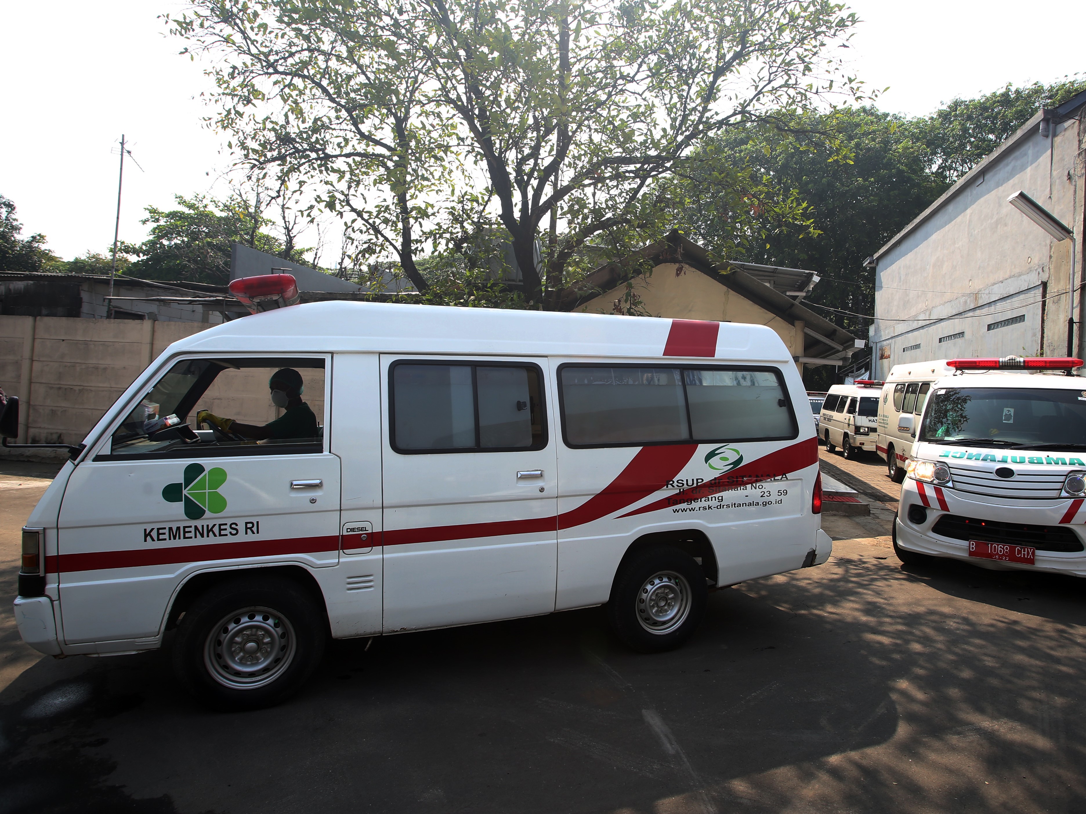 Puluhan mobil ambulans yang membawa jenazah korban kebakaran mengantre untuk masuk RSUD Kabupaten Tangerang, Tangerang, Banten, Rabu (8/9).
