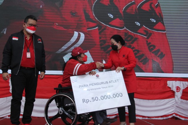 Ketua DPR RI Puan Maharani dalam acara Penyampaian Penghargaan Atlet Paralimpiade Indonesia, Tokyo 2020, di Jakarta, Jumat (24/9).