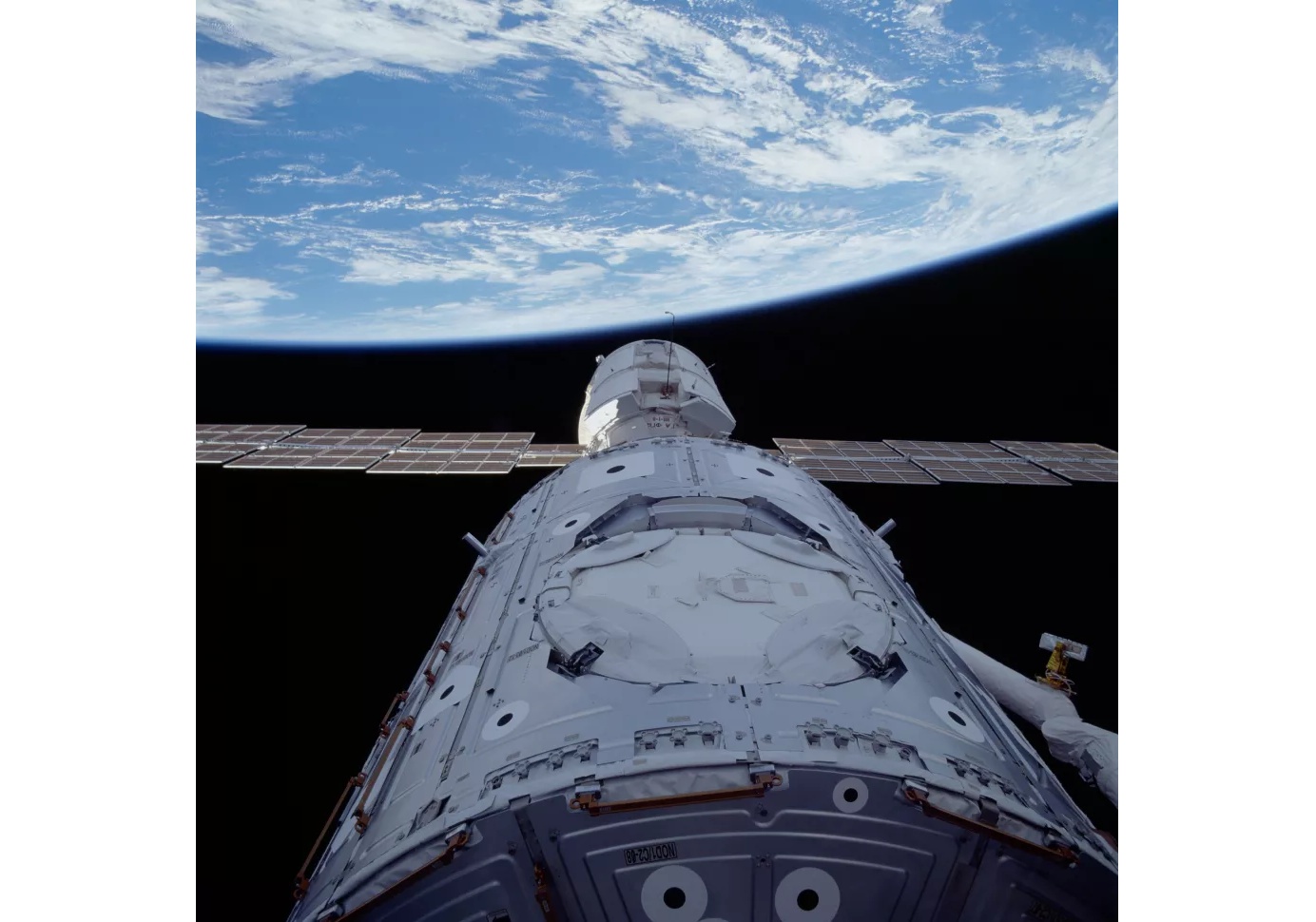 Modul Zarya yang disematkan di ISS pada 1998.