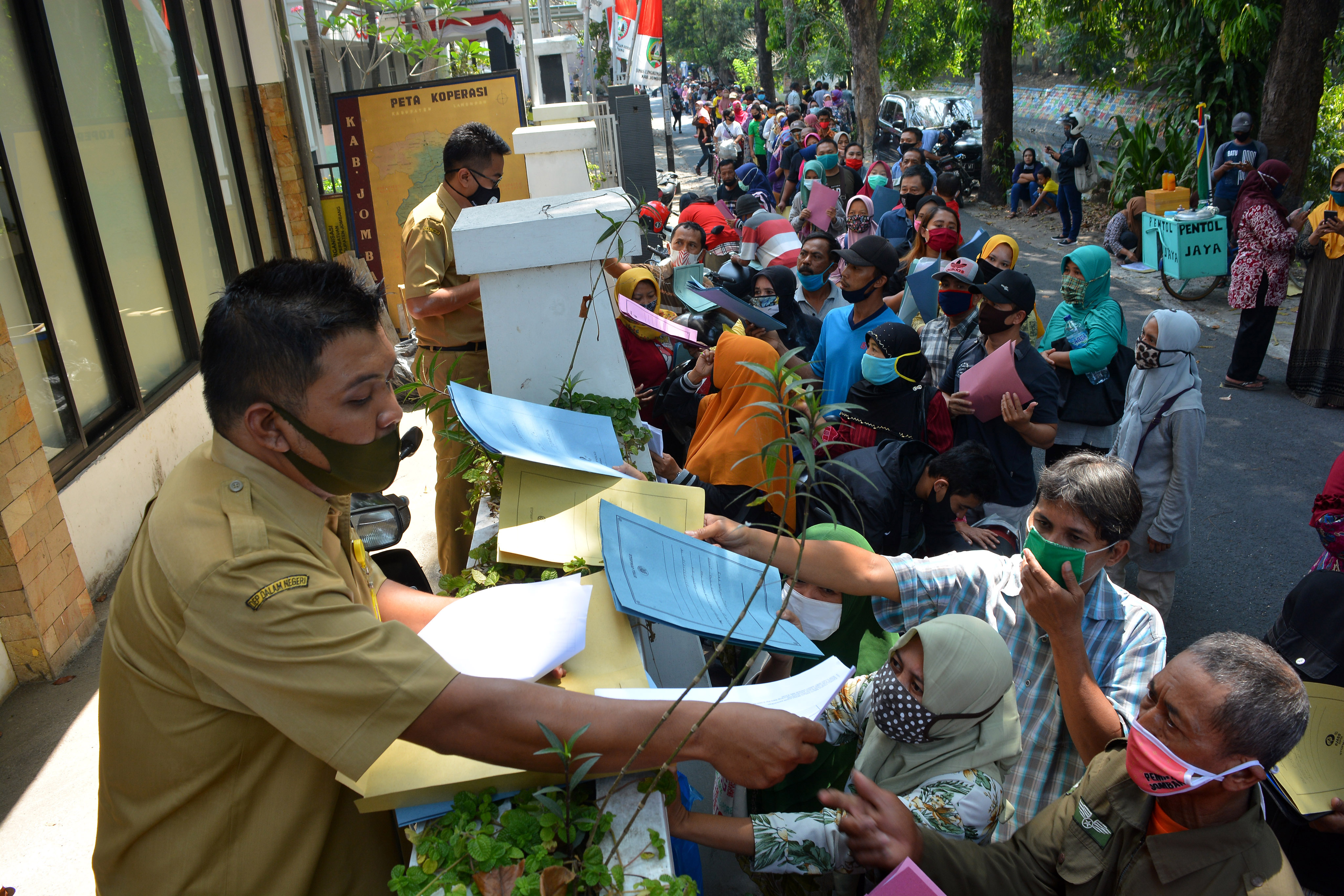 Pelaku UMKM menyerahkan berkas ke pegawai dinas KUKM Jombang untuk mendapatkan BLT