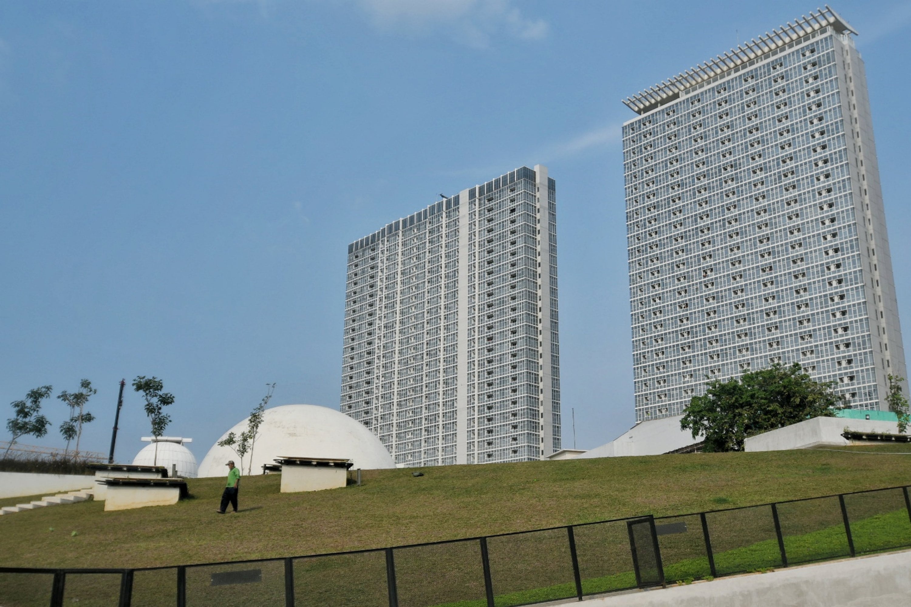 Pekerja beraktivitas di kawasan proyek revitalisasi Taman Ismail Marzuki, Cikini, Jakarta.