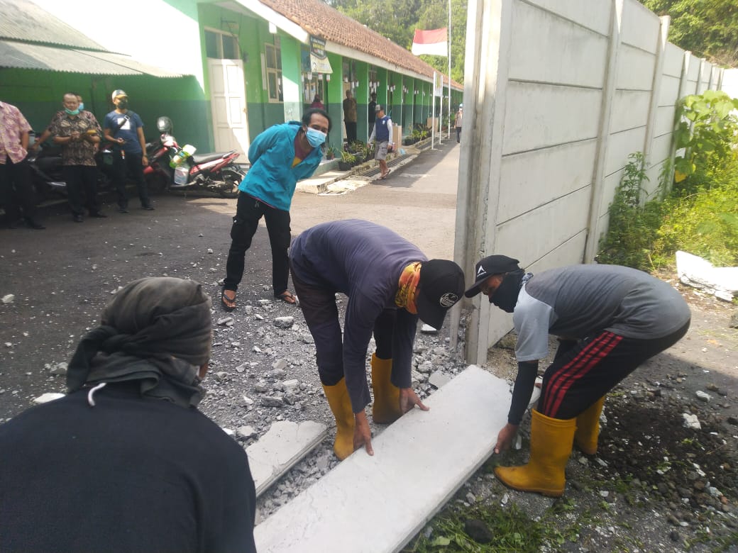 Tembok yang menutup akses jalan ke SDN Tugu 2 Gunung Jambu, Cihideung, Kota Tasikmalaya, Jawa Barat dibongkar.