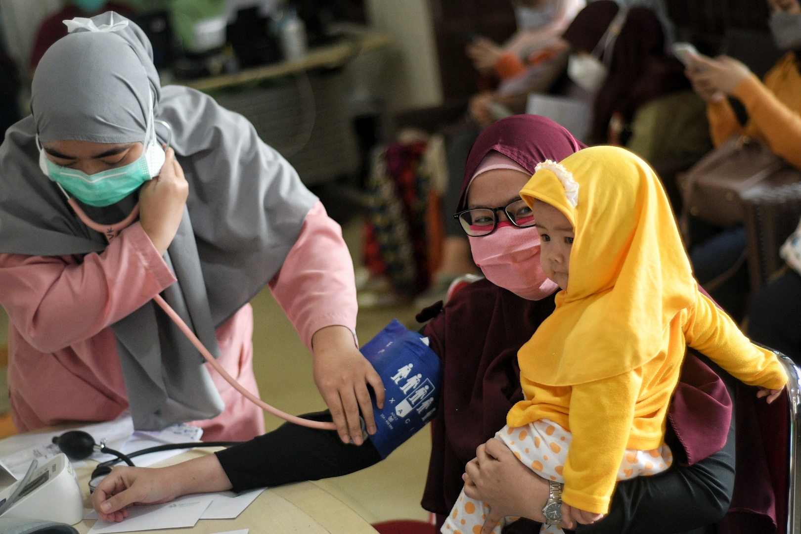 Tenaga kesehatan memeriksa ibu hamil dan menyusui sebelum mengikuti vaksinasi covid-19 di RSIA Tambak, Jakarta, Rabu (18/8/2021)