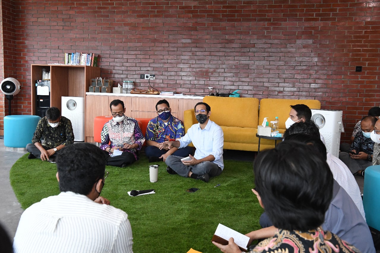 Mendikbudristek Nadiem Makarim berdiskusi dengan para mahasiswa