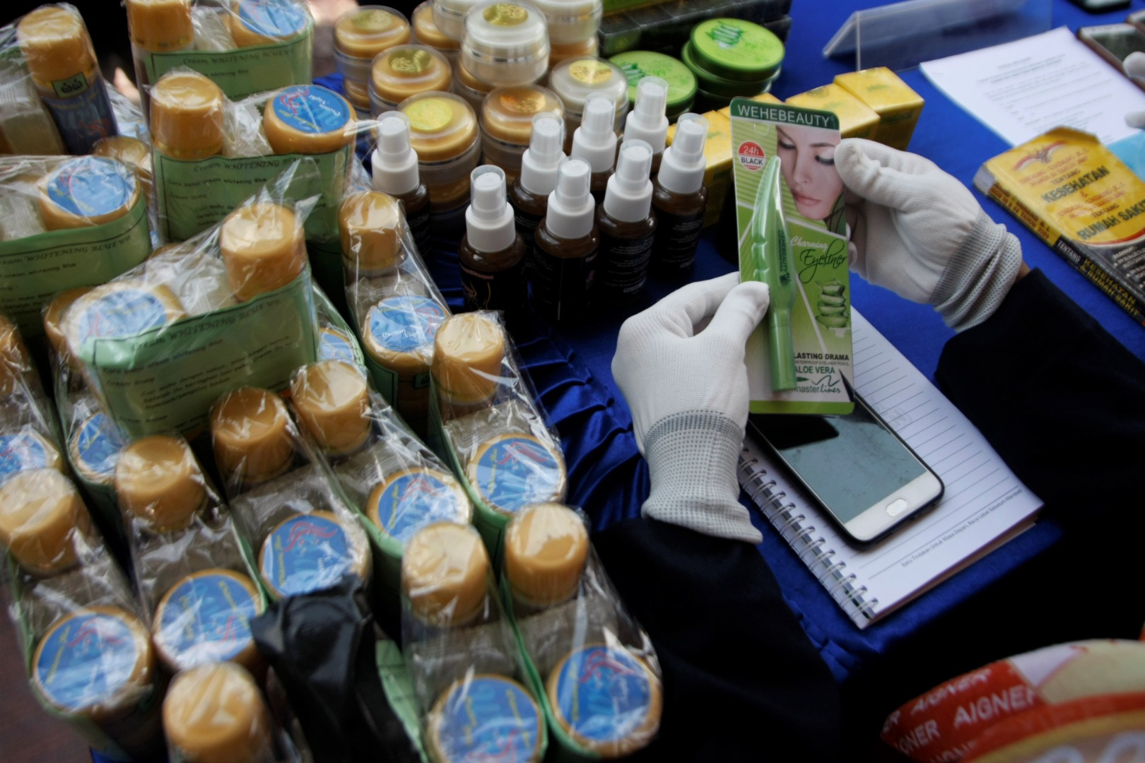 Sejumlah kosmetik tanpa izin edar dan mengandung merkuri.