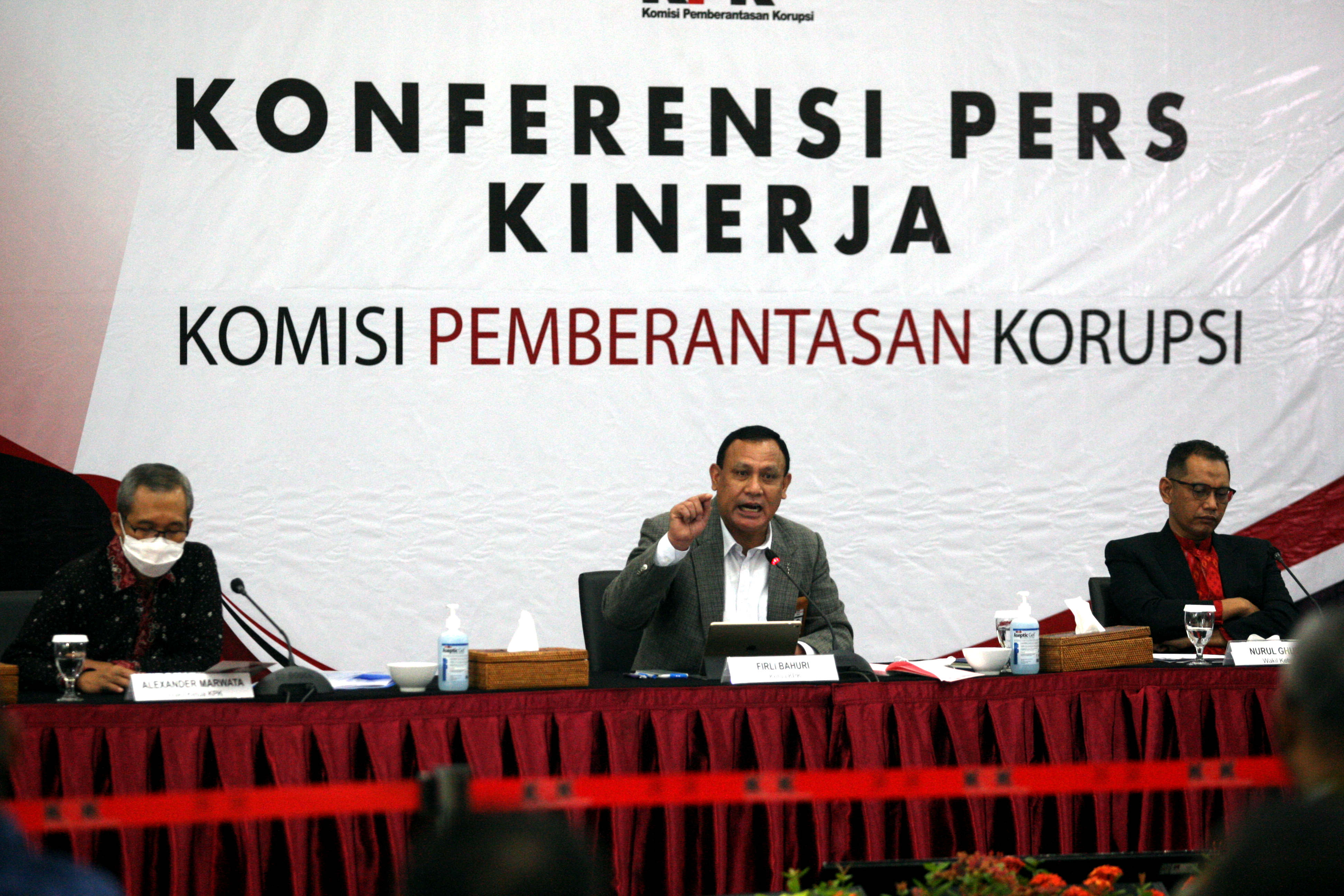 Ketua Komisi Pemberantasan Korupsi (KPK) Firli Bahuri (tengah) didampingi Wakil Ketua KPK Alexander Marwata (kiri), dan Nurul Ghufron (kanan