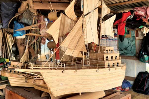 : Aef Saepudin selain menjadi guru honorer di SLB Bina Insani Pasawahan Purwakarta juga memiliki usaha kreatif dengan mengolah limbah bambu 