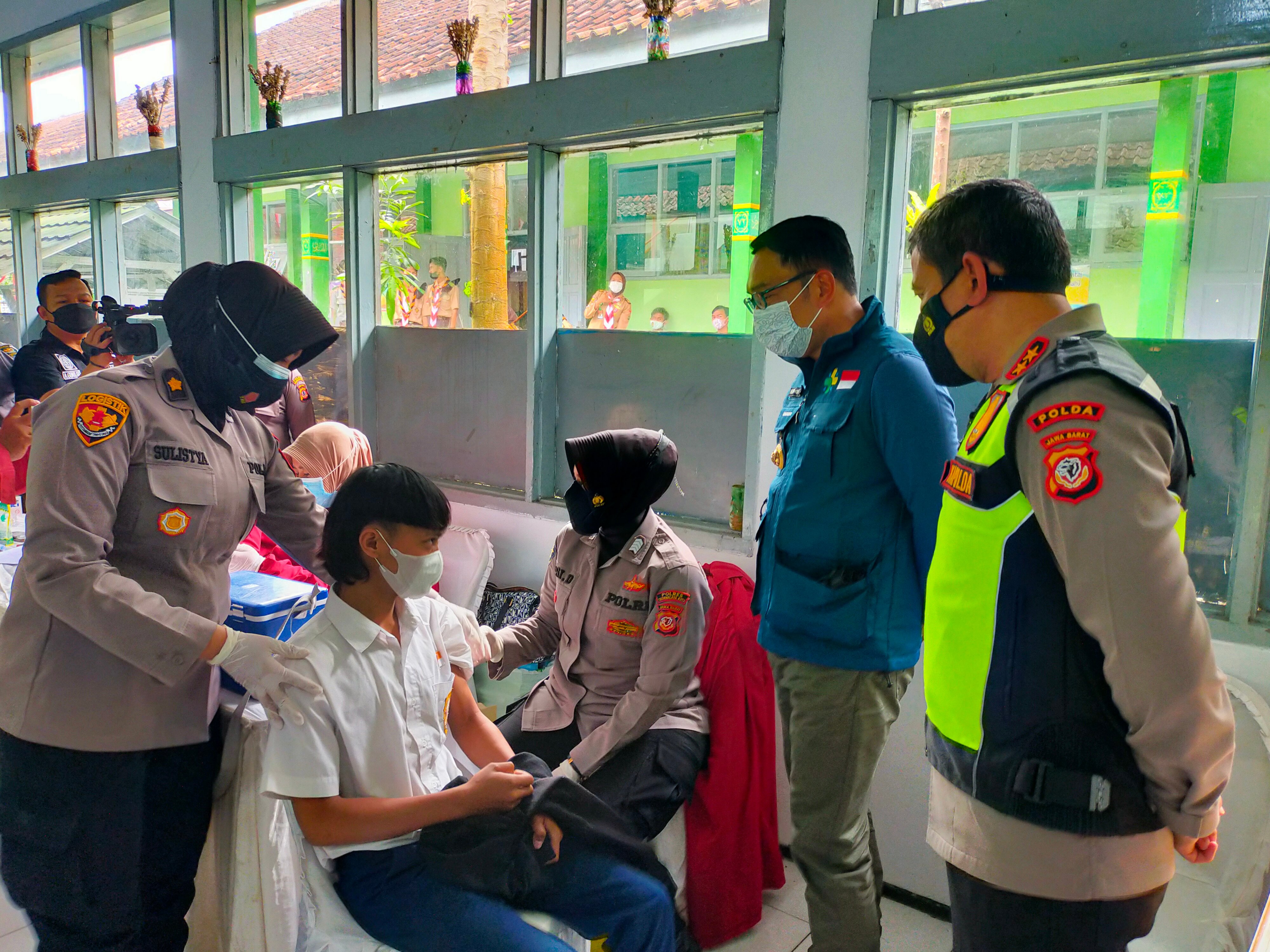 Gubernur Jabar, Ridwan Kamil bersama Kapolda Jabar, Irjen PolAhmad Dofiri, meninjau vaksinasi di SMPN 6 Kota Tasikmalaya