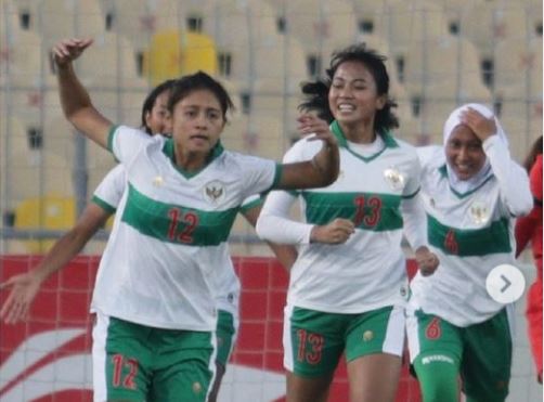 Para pemain timnas putri Indonesia melakukan selebrasi usai mencetak gol ke gawang Singapura di laga kualifikasi Piala Asia Putri.