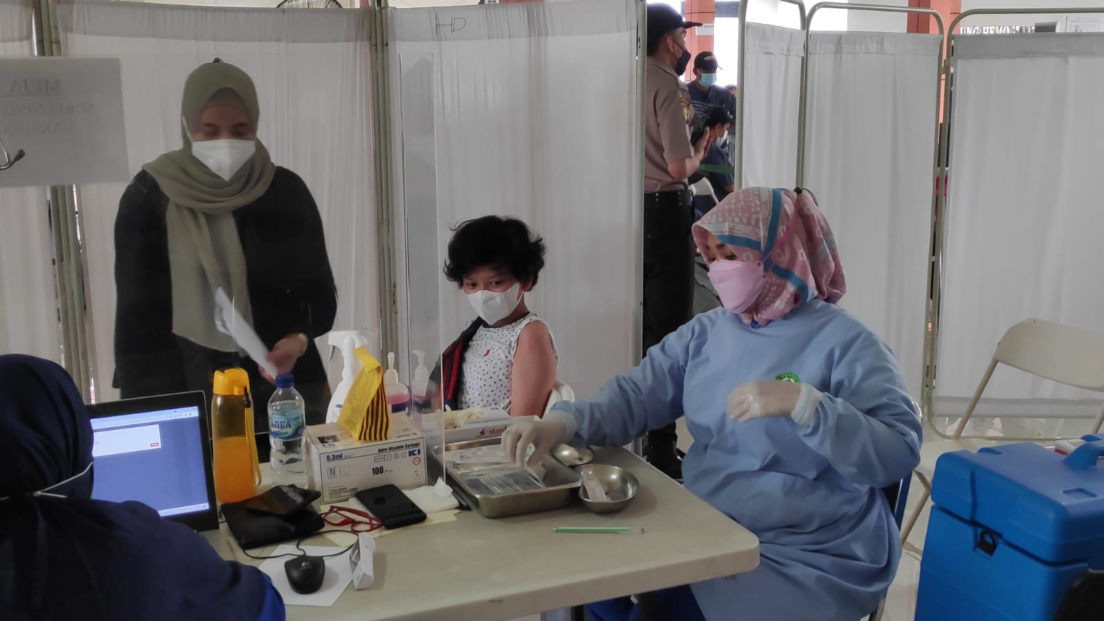 Pasien dengan kanker hematologi dan oOnkologi menjalani vaksinasi covid-19 di Sentra Vaksinasi Rumah Sakit Kabupaten Tangerang, Banten.