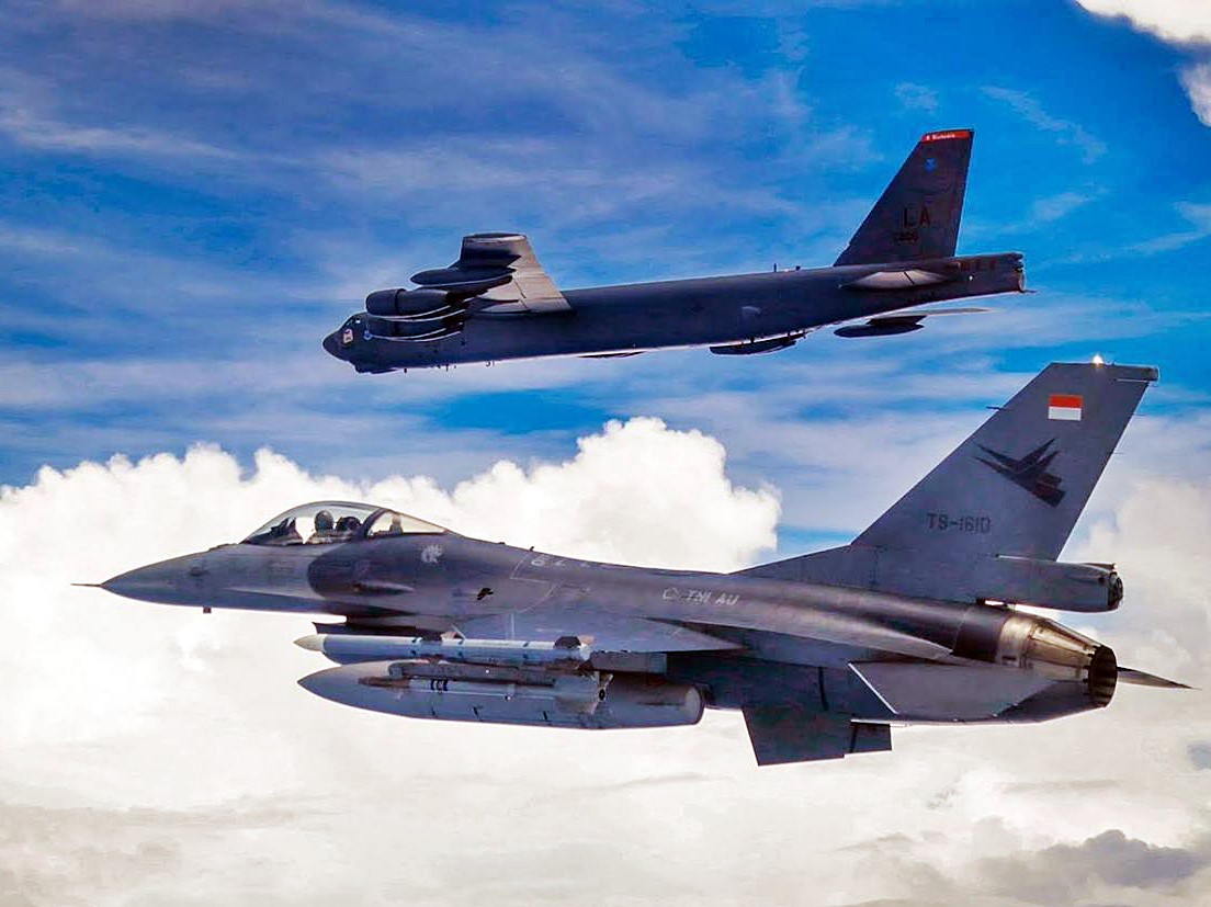 Pesawat tempur F-16 dari Skadron Udara 3 Lanud Iswahjudi, Madiun, terbang dengan pesawat pengebom jenis B-52 dari 2nd Bomb Wing.
