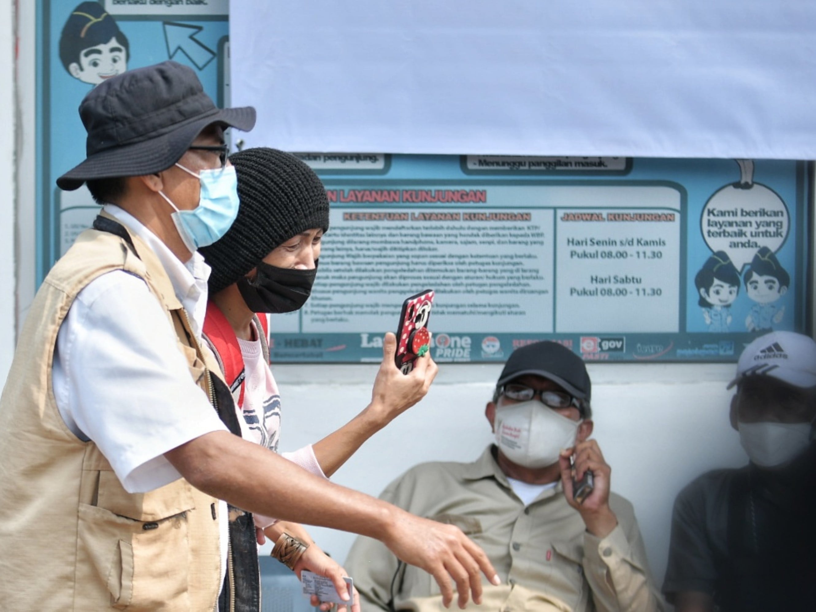 Ekspresi warga saat mengetahui keluarganya menjadi korban kebakaran di LP Kelas 1 A Tangerang, Kota Tangerang, Rabu (8/9).