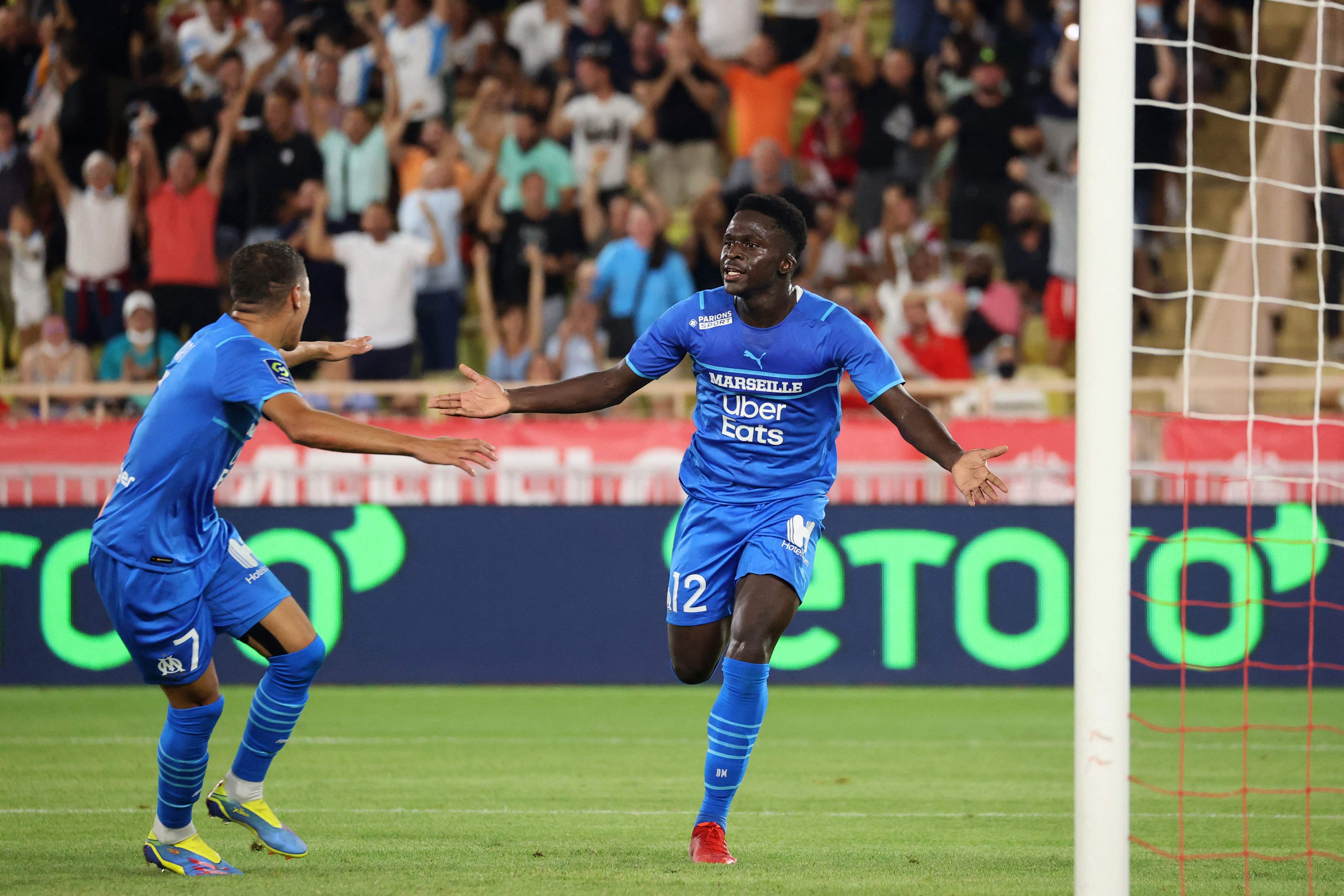 Penyerang Marseille Bamba Dieng (kanan) melakukan selebrasi usai mencetak gol ke gawang Monaco di laga Ligue 1.