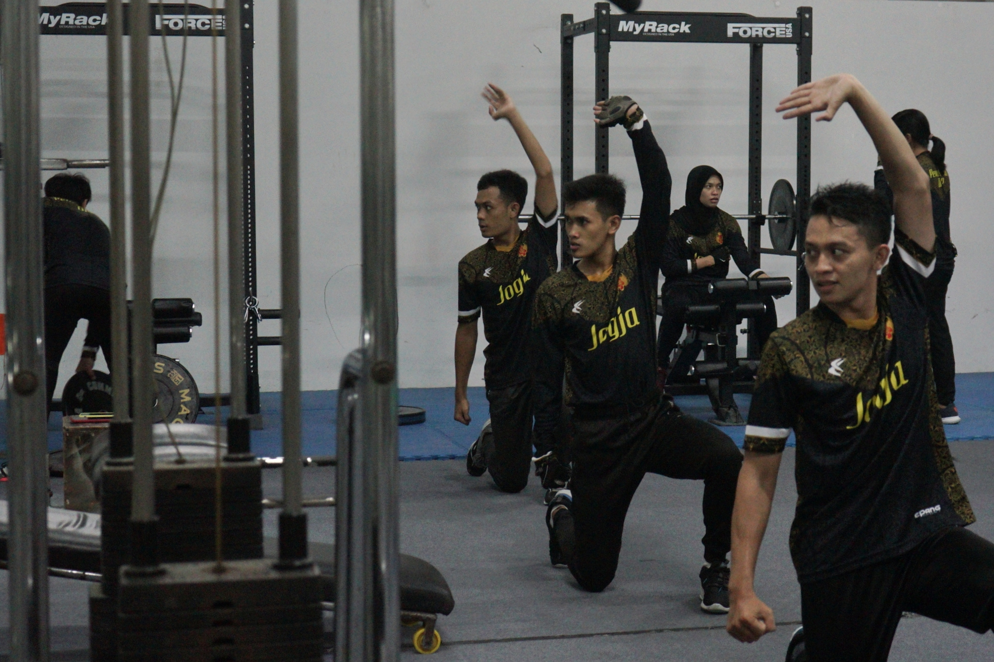 Sejumlah atlet pencak silat Daerah Istimewa Yogyakarta (DIY) melakukan latihan di Universitas Negeri Yogyakarta, Selasa (15/6).