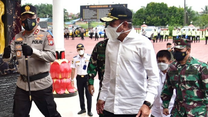 Kapolda Sumut  Irjen Panca Putra Simanjuntak (kiri) dan Gubernur Sumut Edy Rahmayadi (dua kanan) saat apel pasukan Patuh Toba 2021.