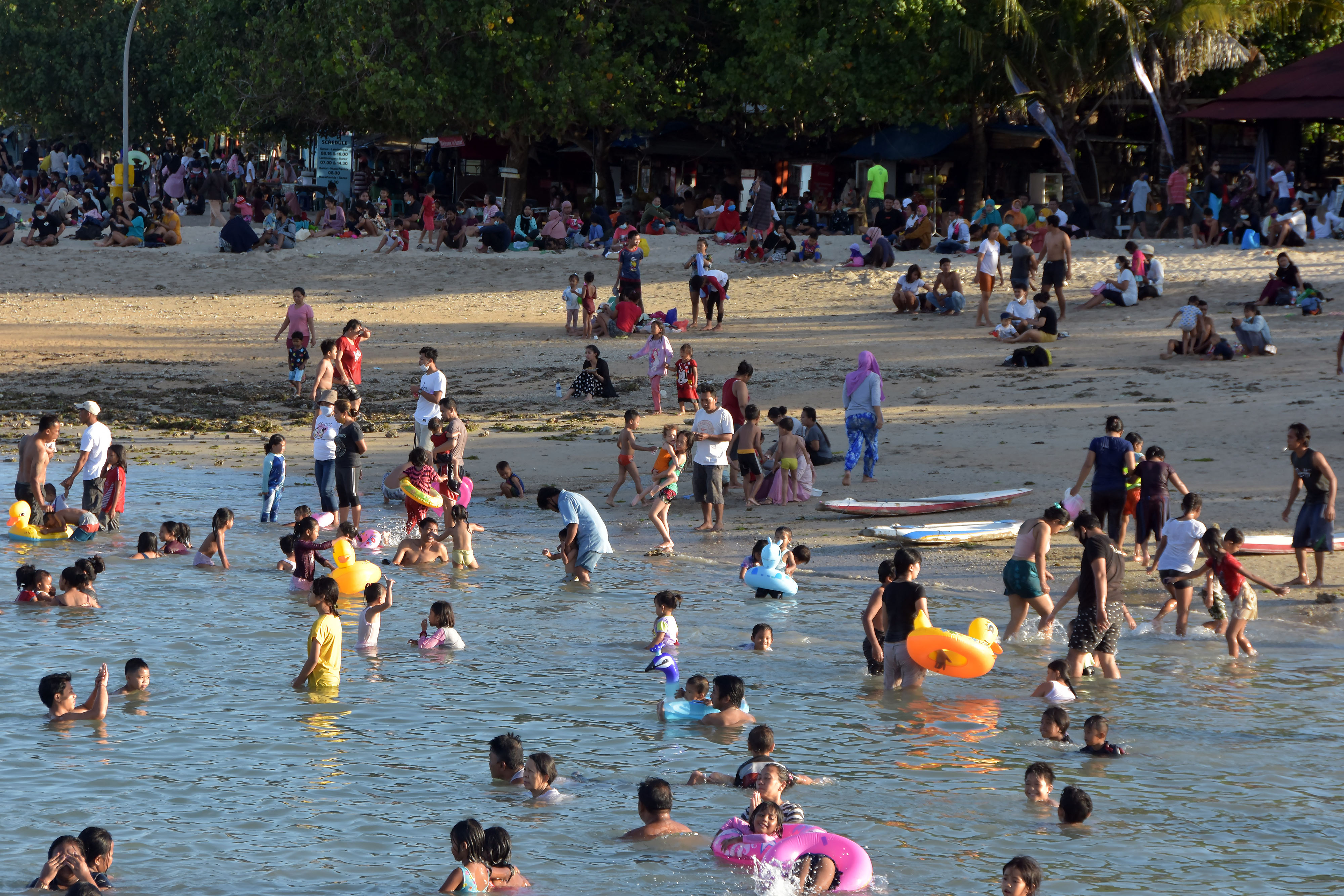 Wisatawan di Pantai Sanur, Bali. 