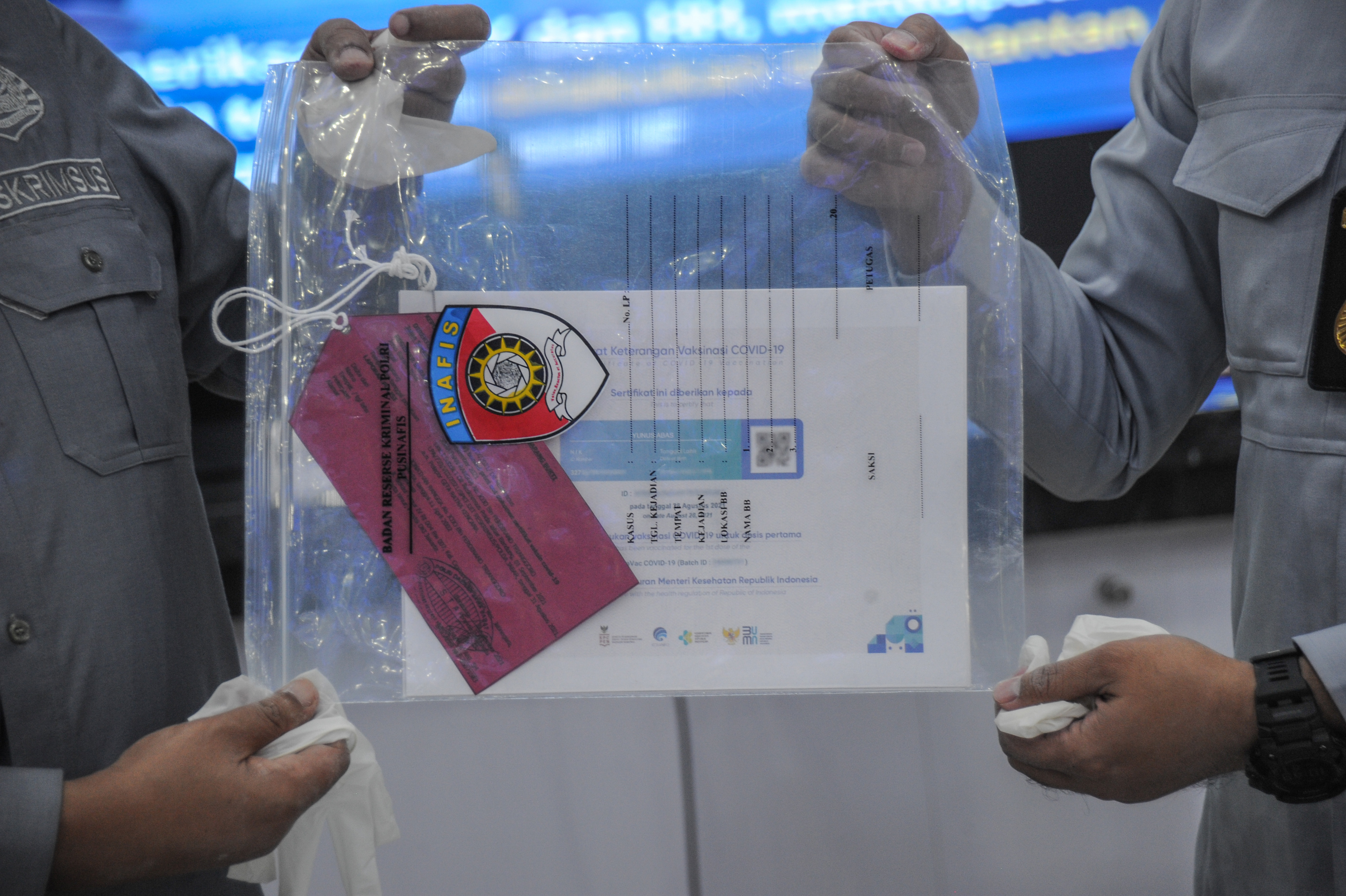 Kasus kartu vaksin Covid-19 palsu yang diungkap Polda Jabar.
