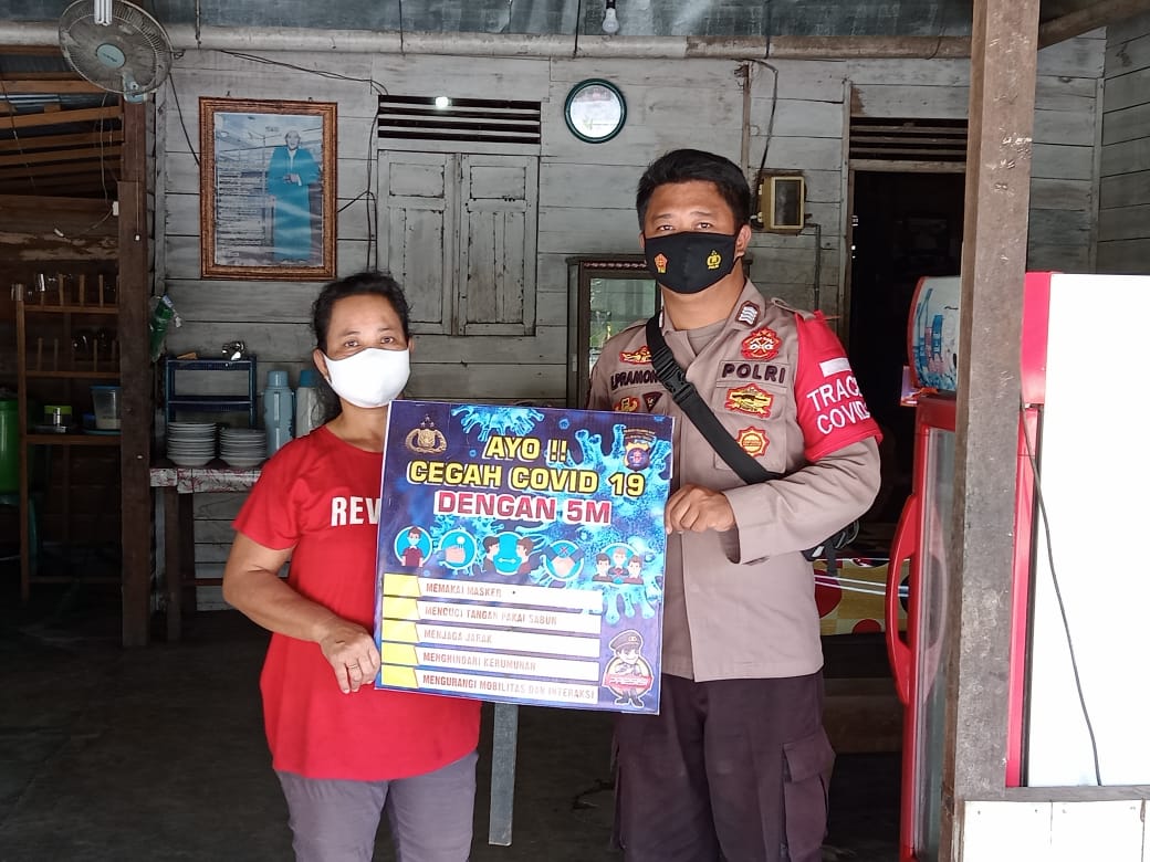 Bripka Eko Pramono saat mengunjungi Wanti, seorang warga di Kecamatan Sebangau, Palangka Raya, Kalimantan Tengah