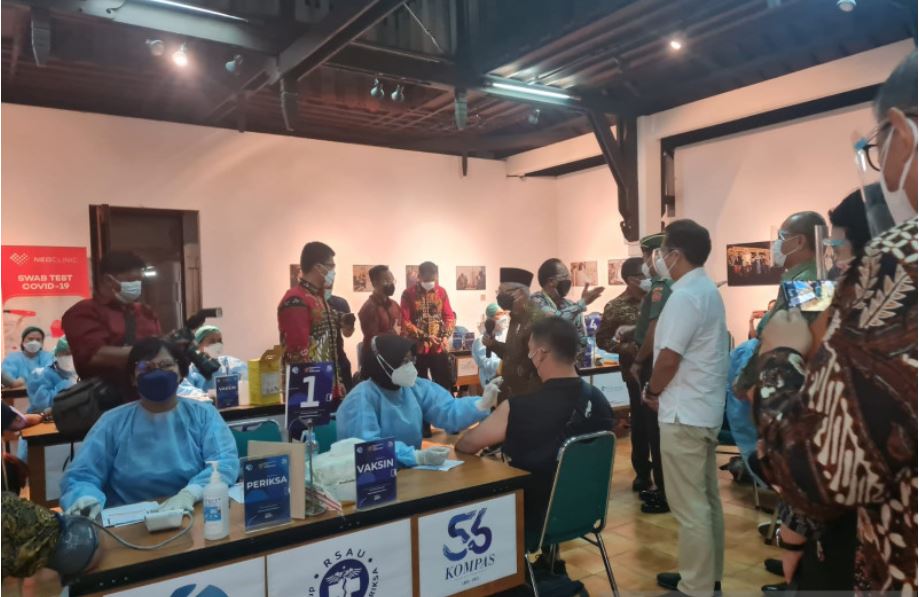 Wapres Tinjau Vaksinasi Covid-19 untuk Pekerja Media