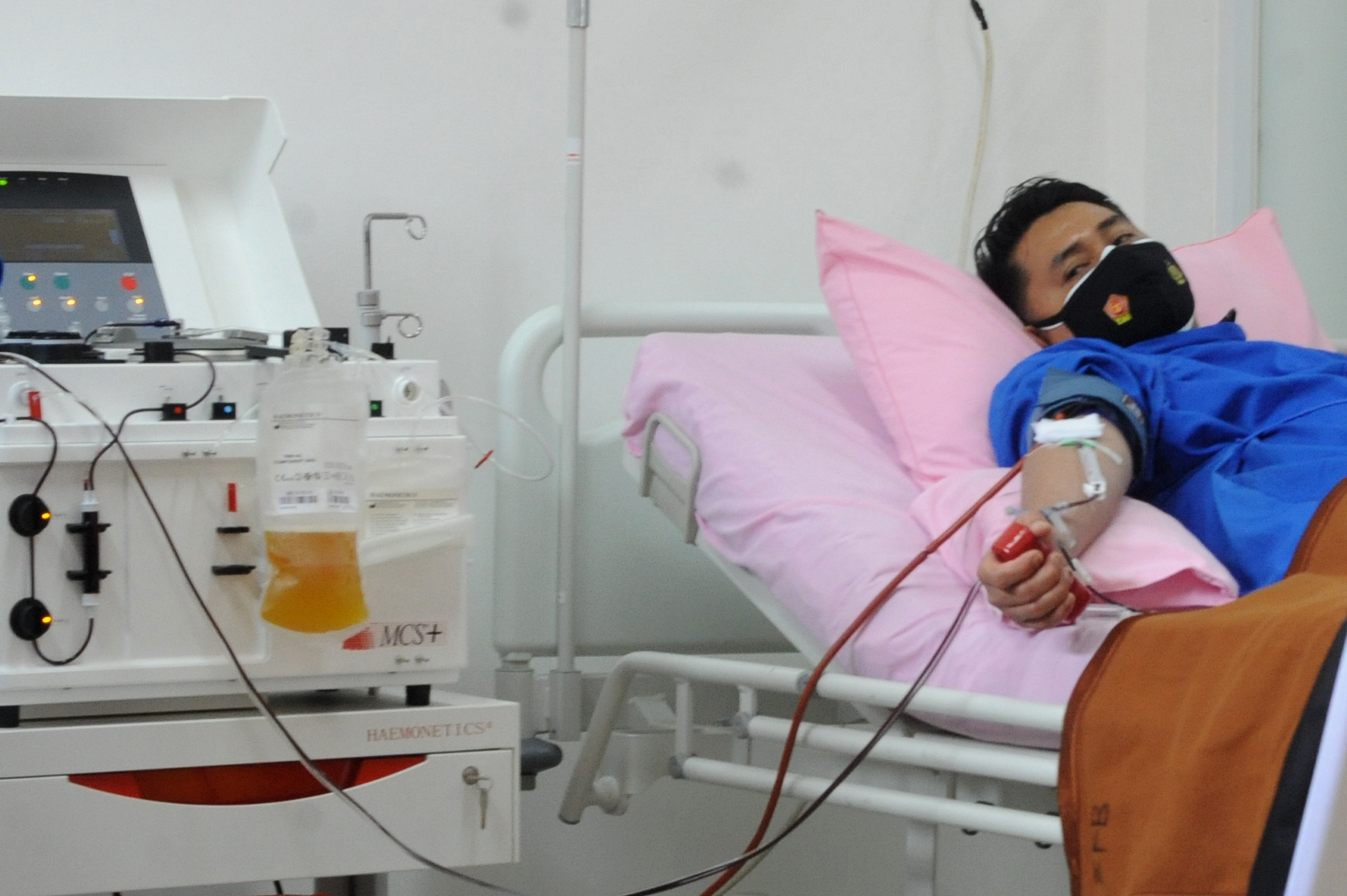 Donor plasma konvalesen di unit khusus Rumah Sakit Bhayangkara Mohamad Hasan Palembang, Sumsel.