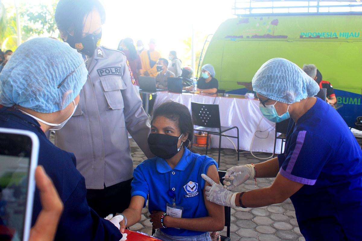 Seorang penyandang disabilitas sedang divaksin