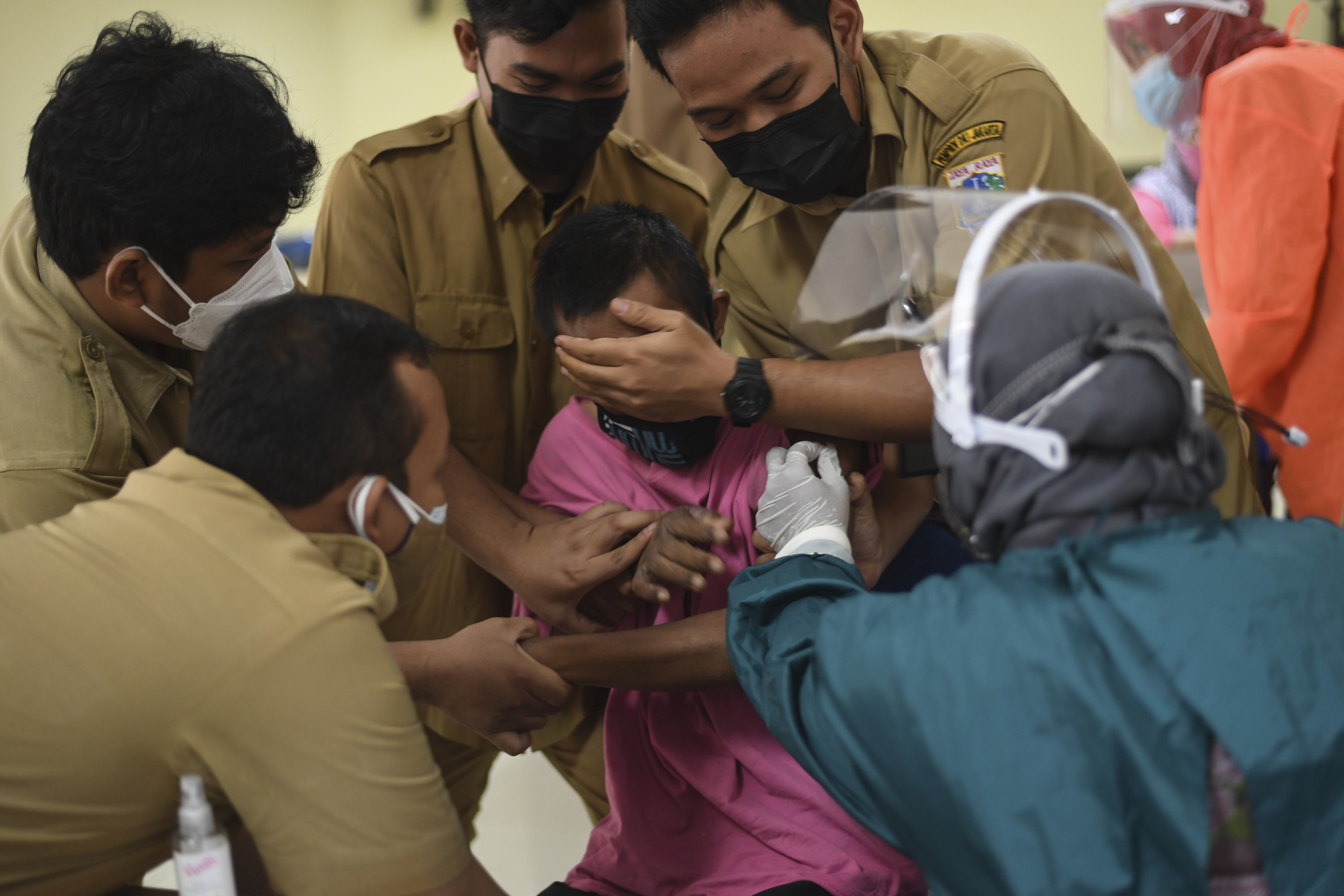  Petugas menyuntikkan vaksin covid-19 pada warga binaan sosial di Panti Sosial Bina Insan Bangun Daya II, Cipayung, Jakarta, Selasa (14/9)