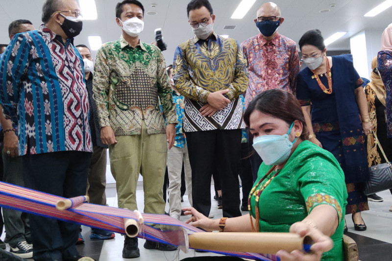 Gubernur DKI Jakarta Anies Baswedan menyaksikan salah satu aktivitas di Toraja and Beyond Tourism Week 2021 di Stasiun MRT Bundaran HI
