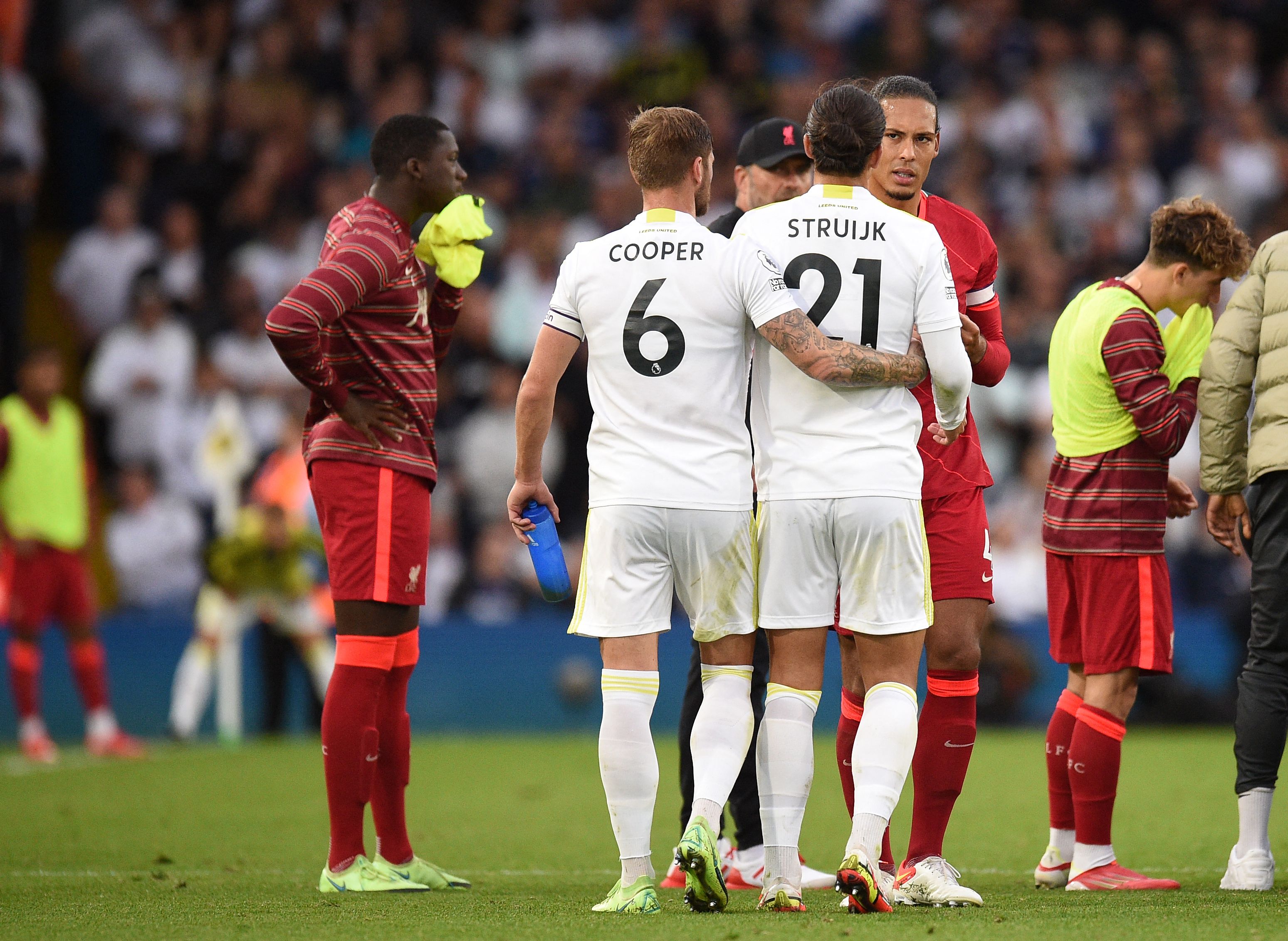 Bek Leeds United Pascal Struijk sedang ditenangkan rekan setimnya usai melanggar gelandang Liverpool Harvey Elliott.