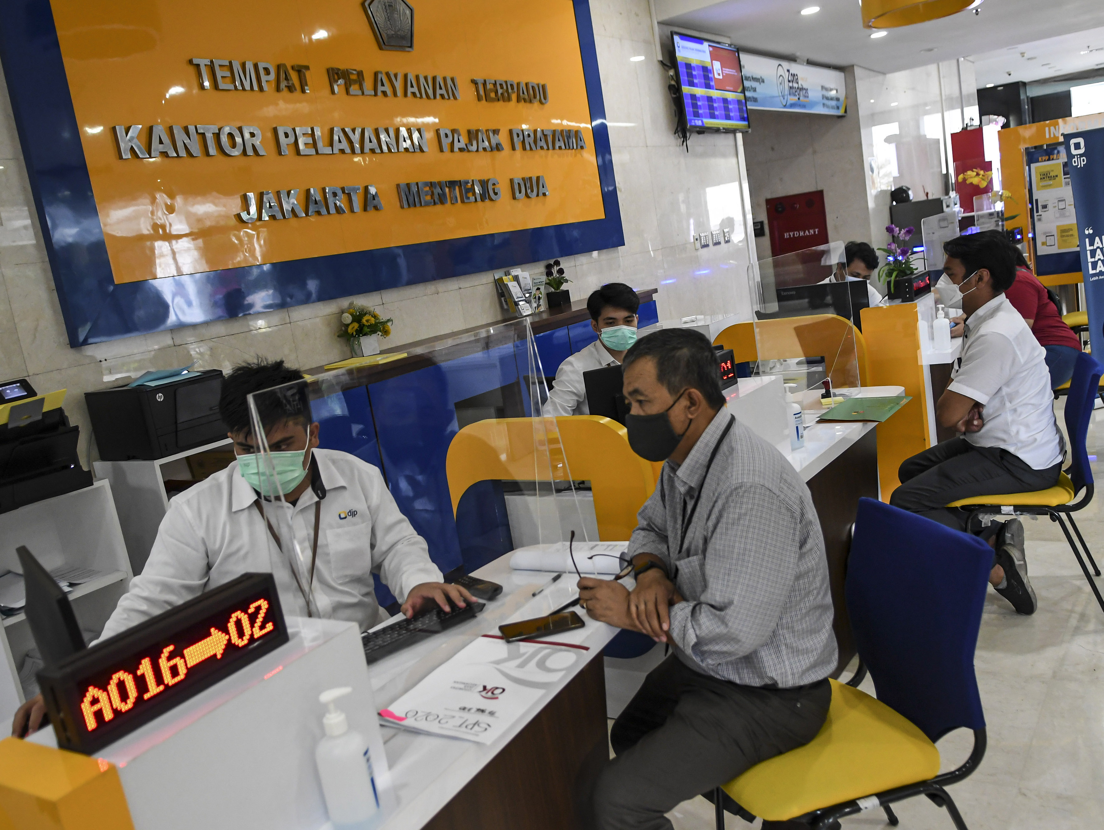 Sejumah wajib pajak melaporkan Surat Pemberitahuan (SPT) Tahunan Pajak di Kantor Pajak, Jakarta.              Besar d